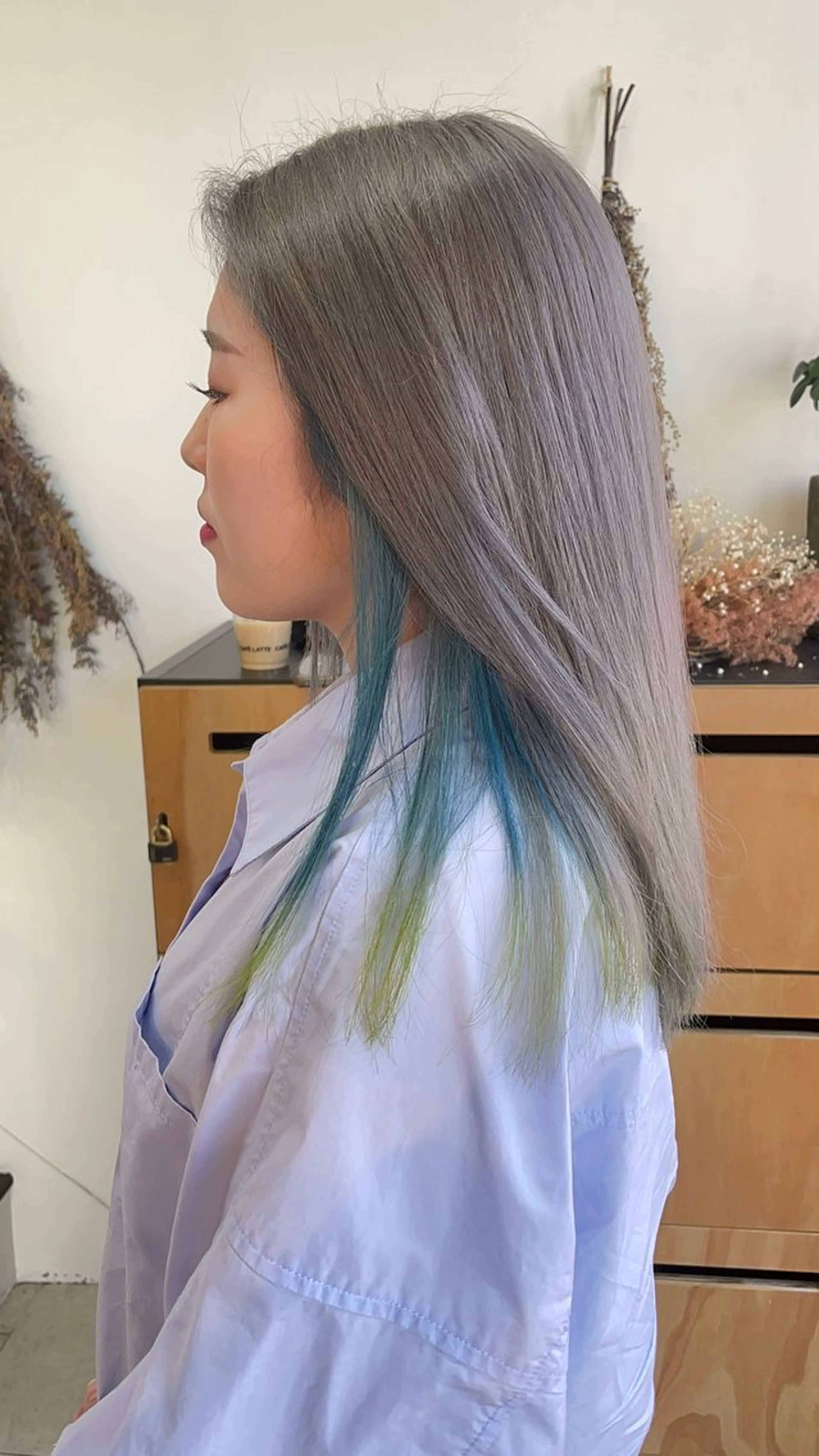 ロング カラー 透明感カラー グラデーションカラー インナーカラー シルバー ヘアカラー noa.所属・🎨カラー専門家🎨 チャーリーのヘアスタイル