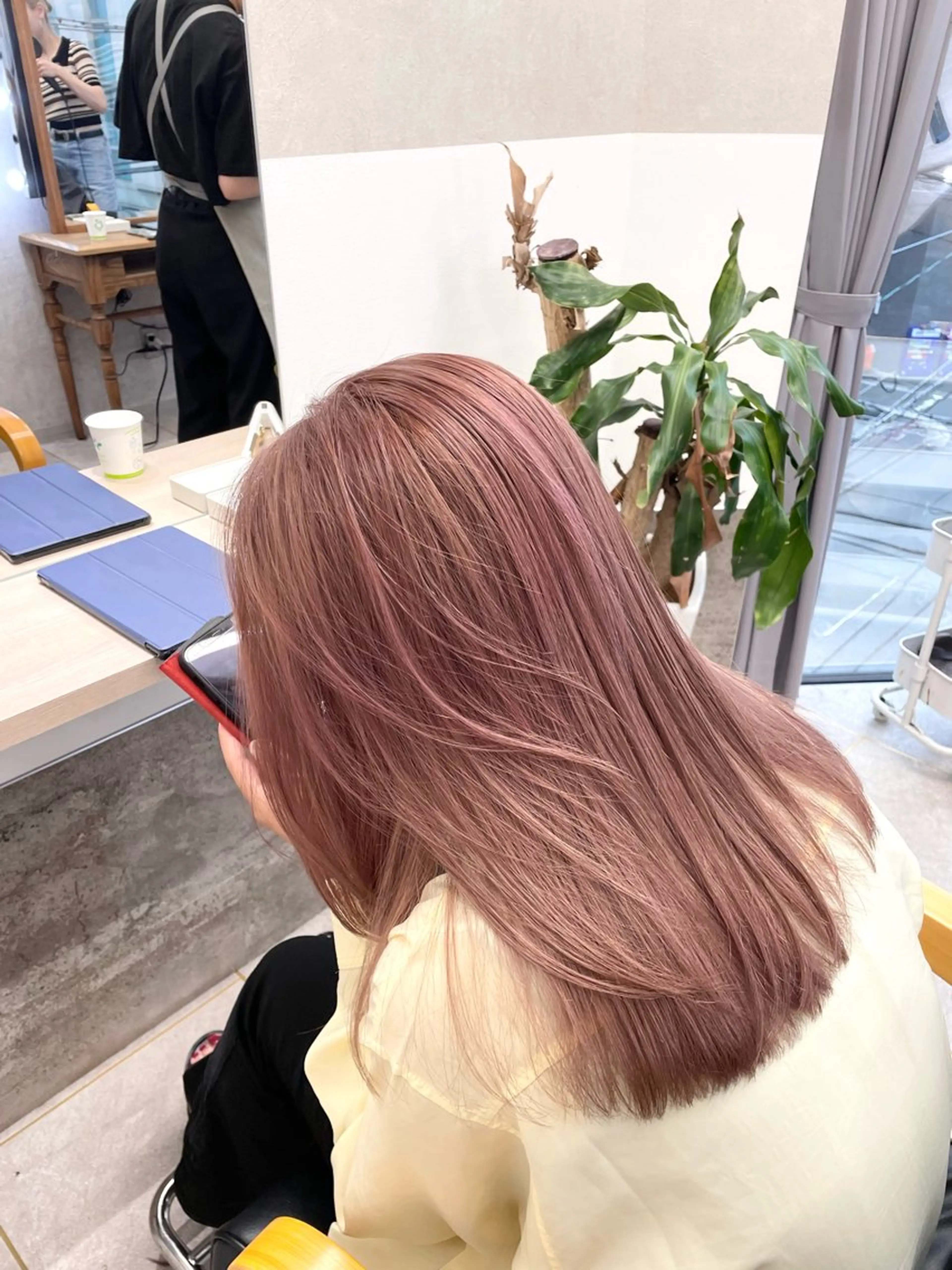 ミディアム カラー ベージュカラー ブリーチ ピンクカラー ピンクベージュ ヘアカラー メンズパーマ ヘアカラー大成のヘアスタイル