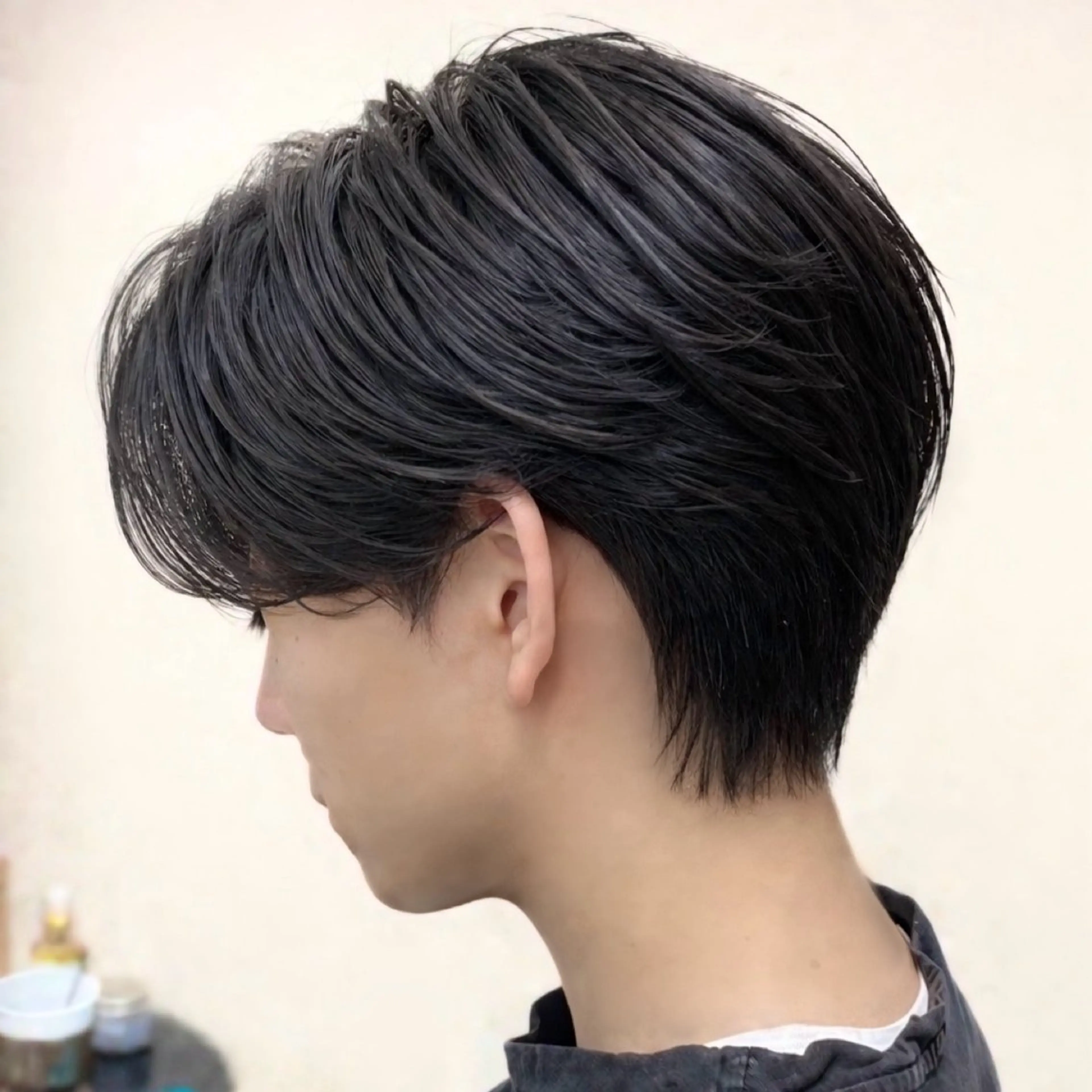 ミディアム メンズ ミディアムパーマ センターパート メンズパーマ センターパート/ニ ュアンスパーマのヘアスタイル