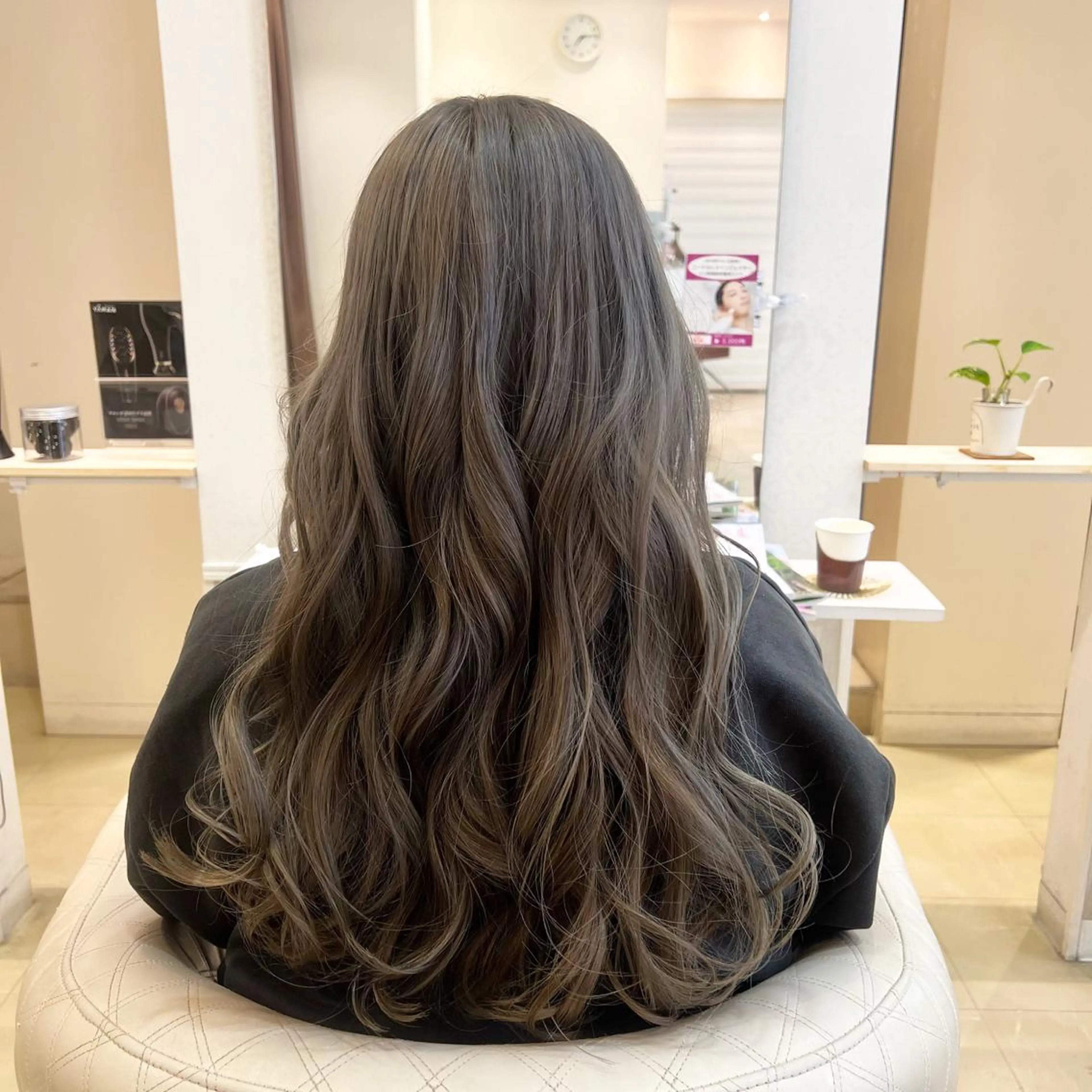 ロング カラー ベージュカラー 大西 七海のヘアスタイル