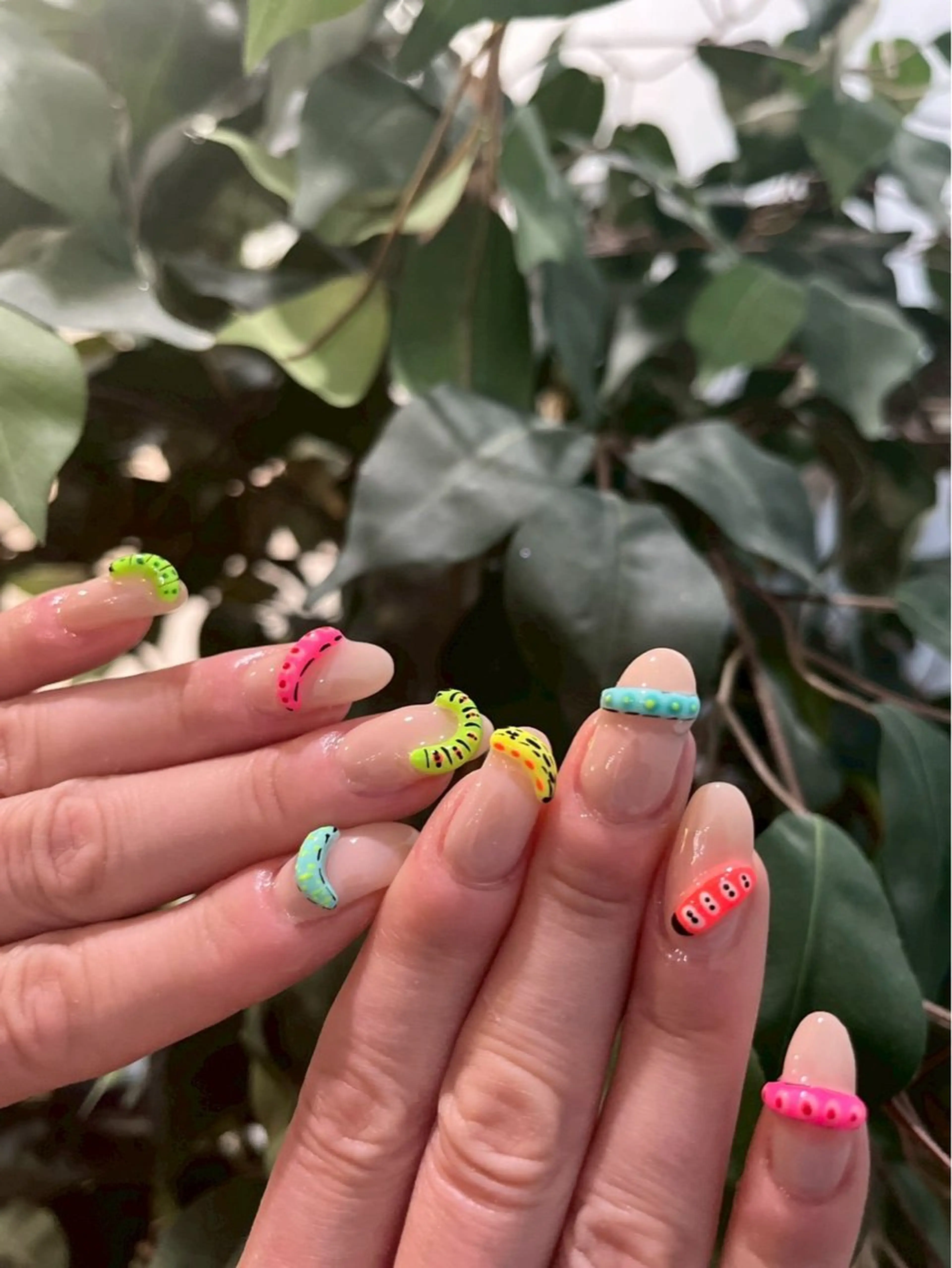 ミディアム ハンドネイル フットネイル Silent /話さないネイルサロン所属・Silent 話さないネイルサロンのネイルデザイン