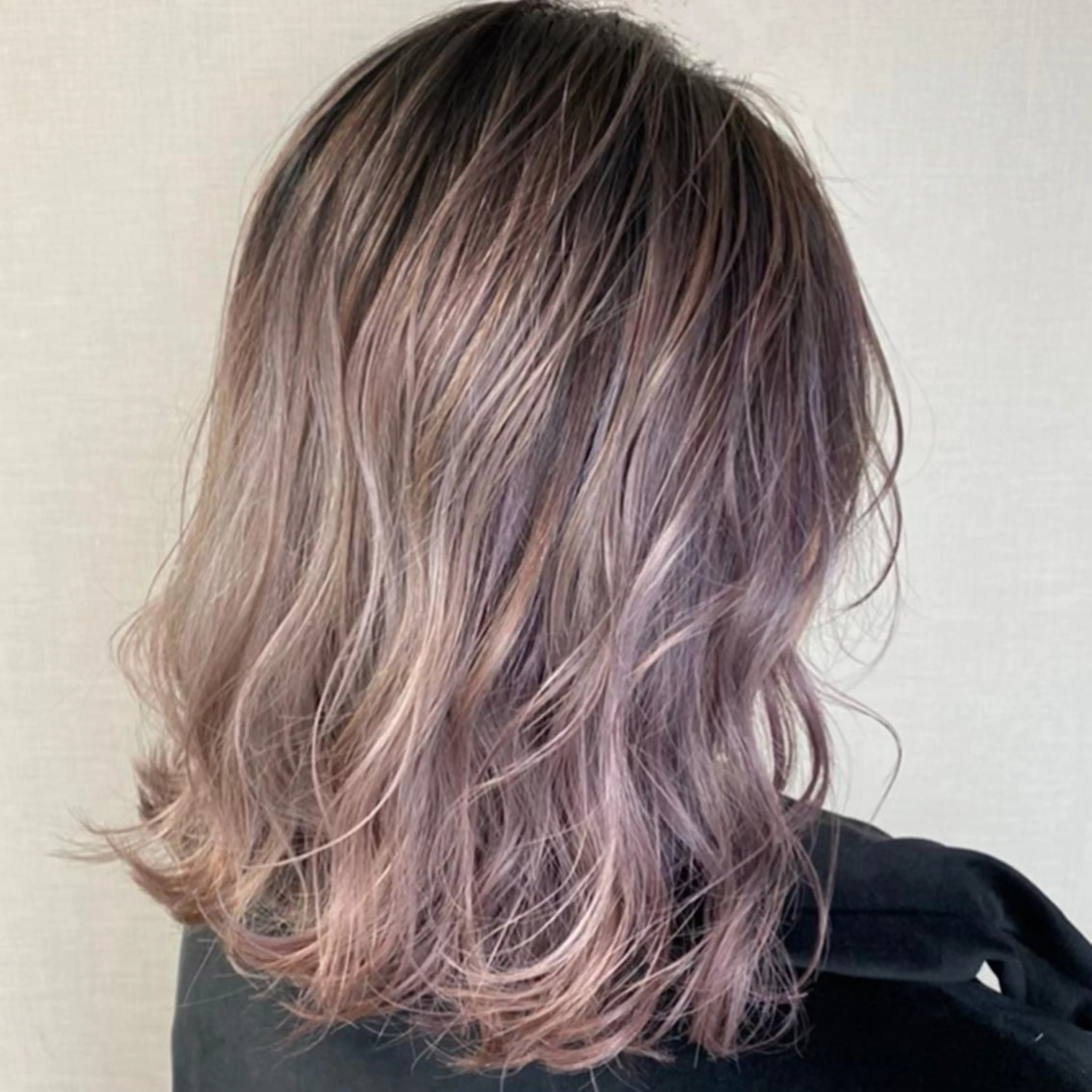 ミディアム カラー ブリーチ ピンクカラー バイオレットカラー 外ハネヘア 松井那津子 /ハイライトブリーチのヘアスタイル