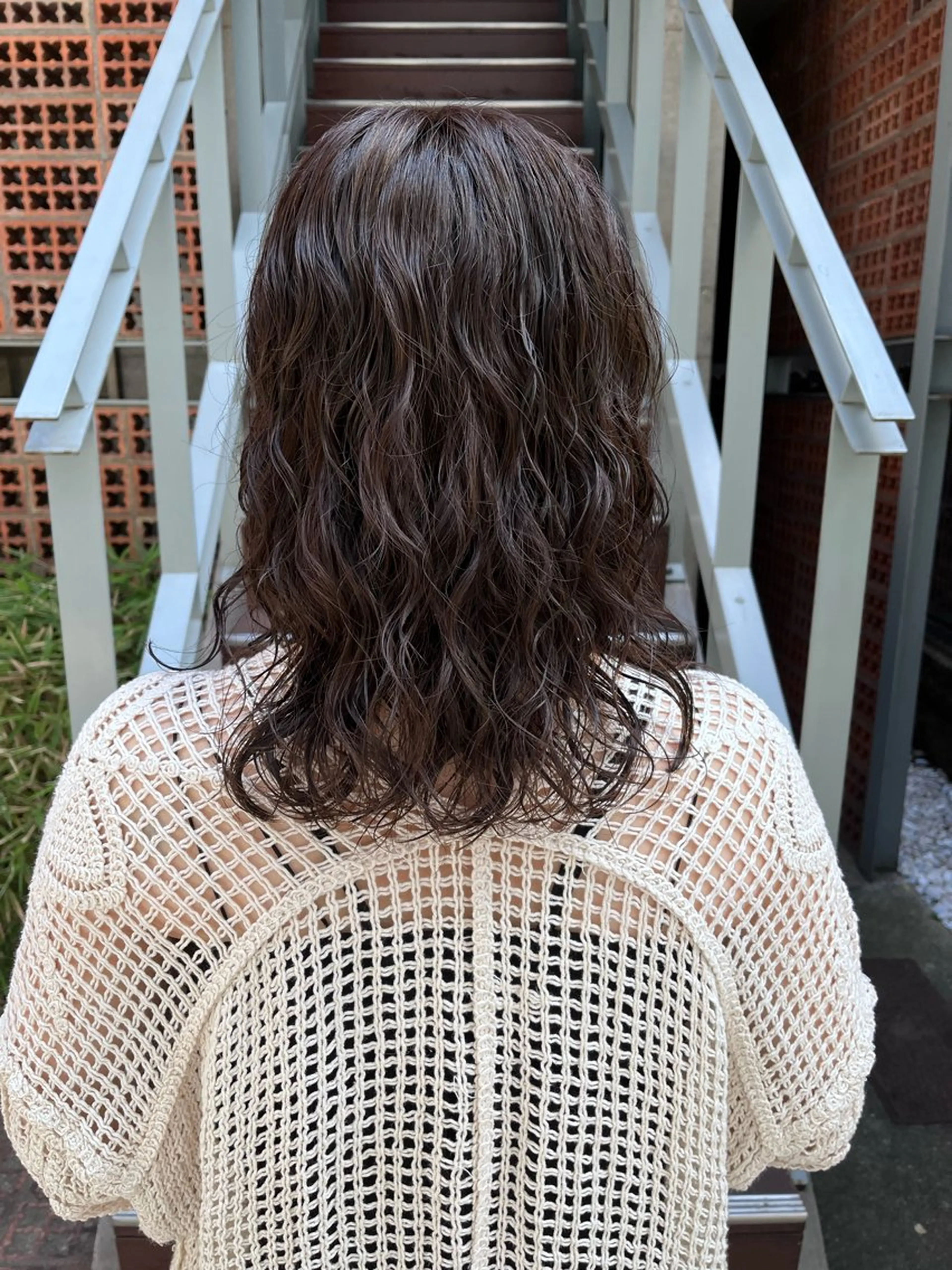 セミロング パーマ 曲がる縮毛矯正 センターパートのヘアスタイル