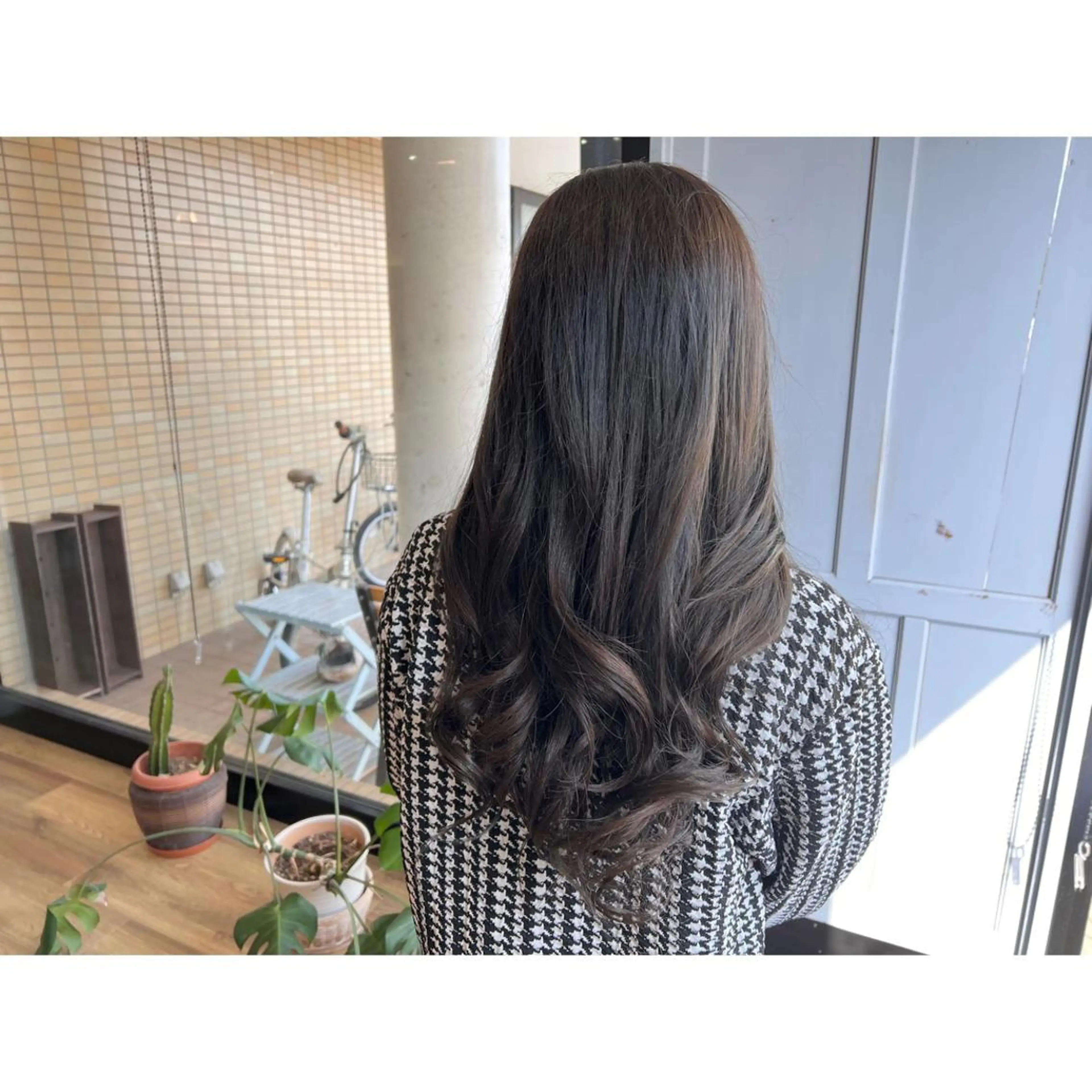 ロング カラー アッシュ アッシュグレー ヘアカラー トリートメント ツキダテ ユイのヘアスタイル