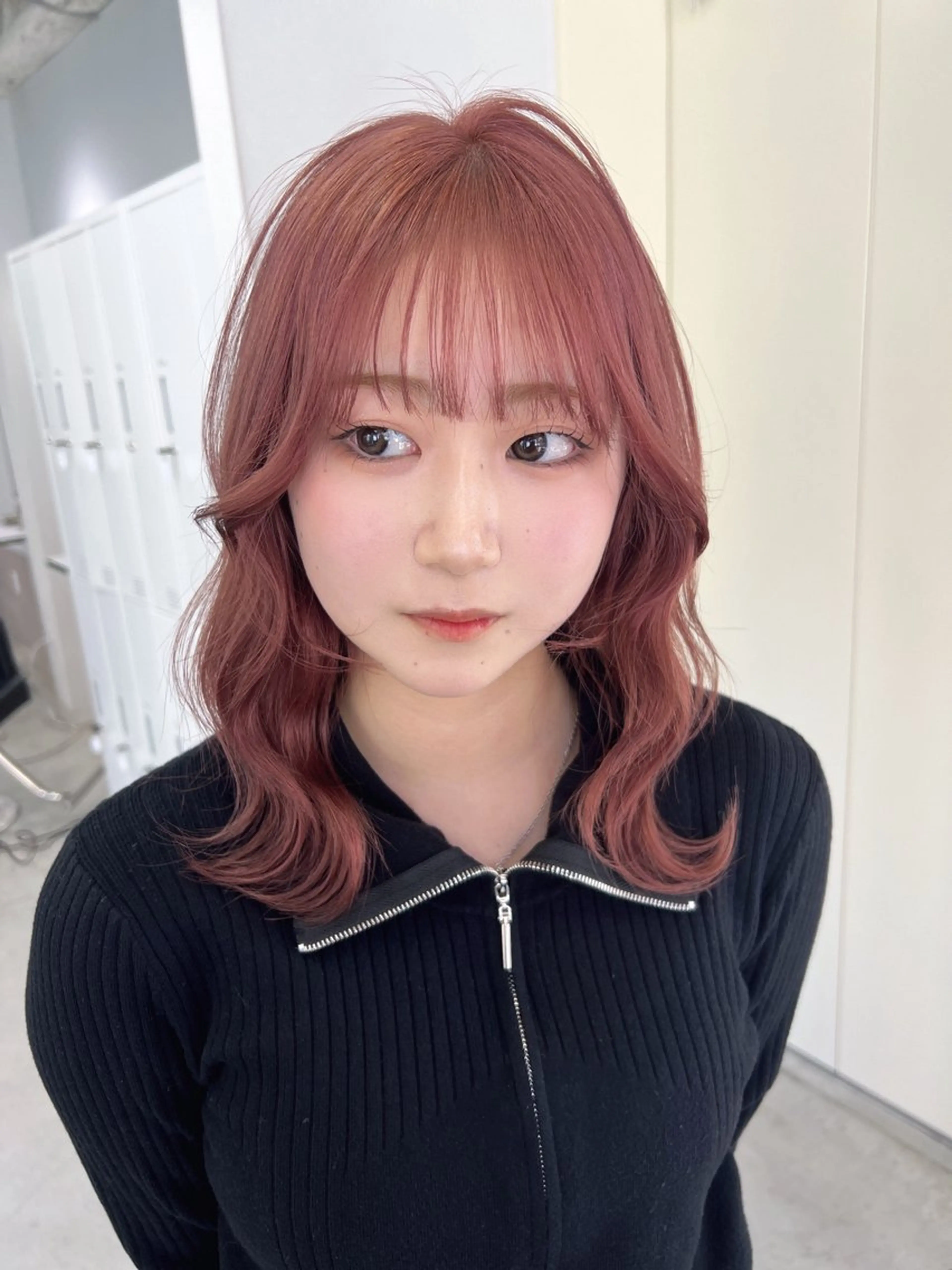 ミディアム カット ヘアカラー maya レイヤーカットのヘアスタイル