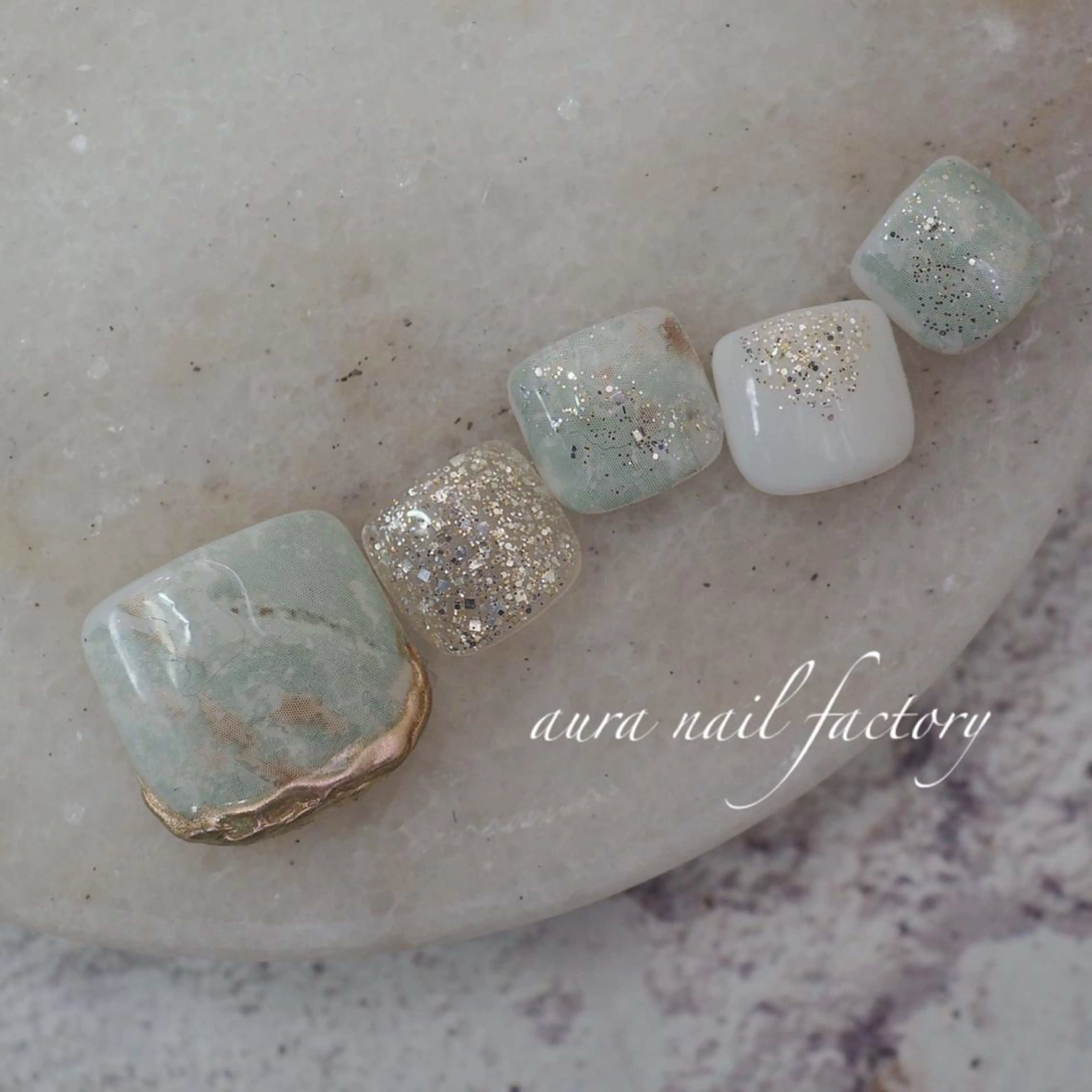ショート カラー ネイル フットネイル ラメ(グリッター) 大理石ネイル(マーブル) ミラーネイル ニュアンスネイル 赤羽 aura 深爪を断らない✨のネイルデザイン