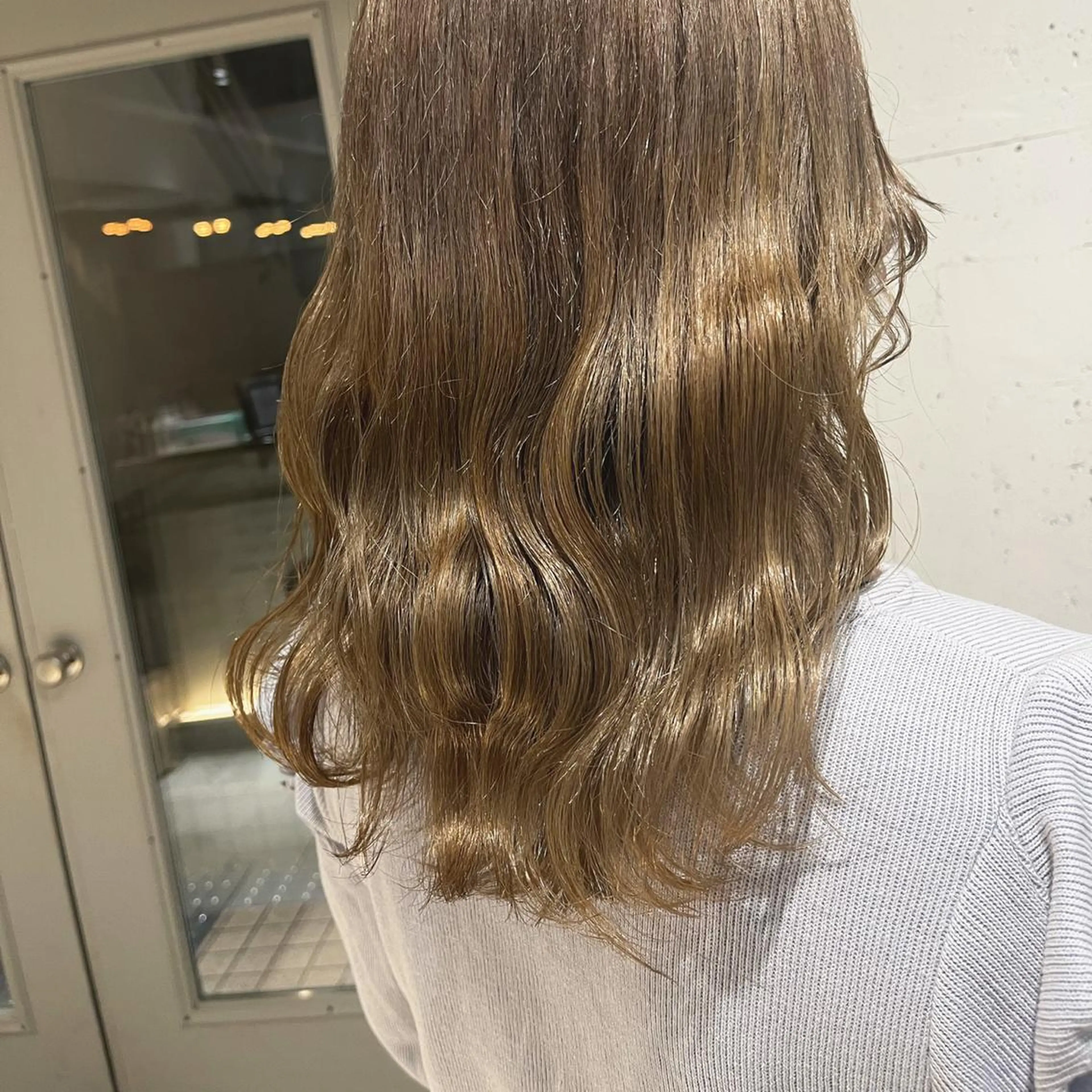 セミロング カラー ベージュカラー ハイトーンカラー ミルクティーベージュ ヘアカラー トリートメント ヘッドスパ ヘアセット カジュアルを女っぽく 𝗮𝘆𝗮𝗰𝗼のヘアスタイル