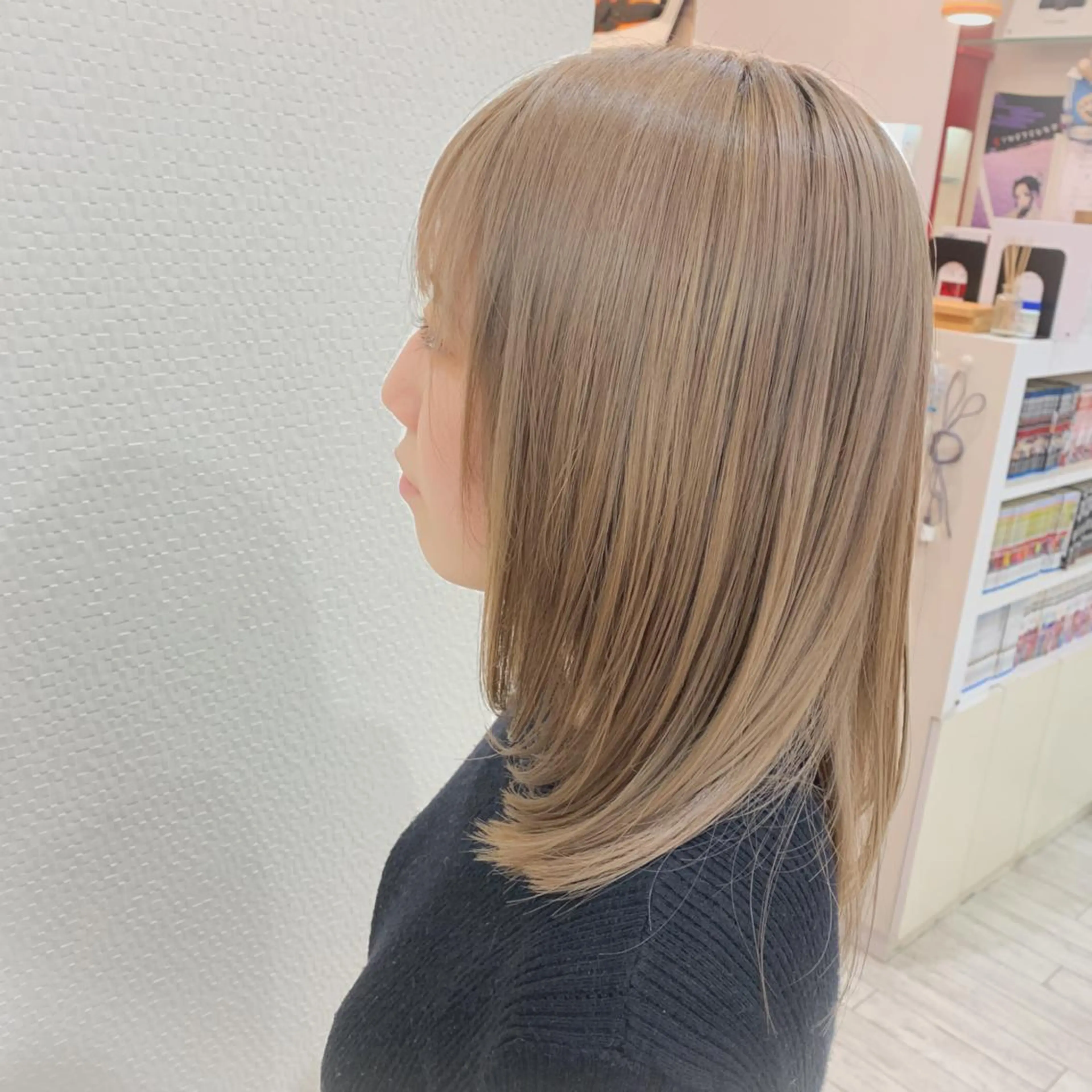 セミロング カラー ヘアアレンジ ベージュカラー 今村公介 ブリーチ特化、派手髪のヘアスタイル