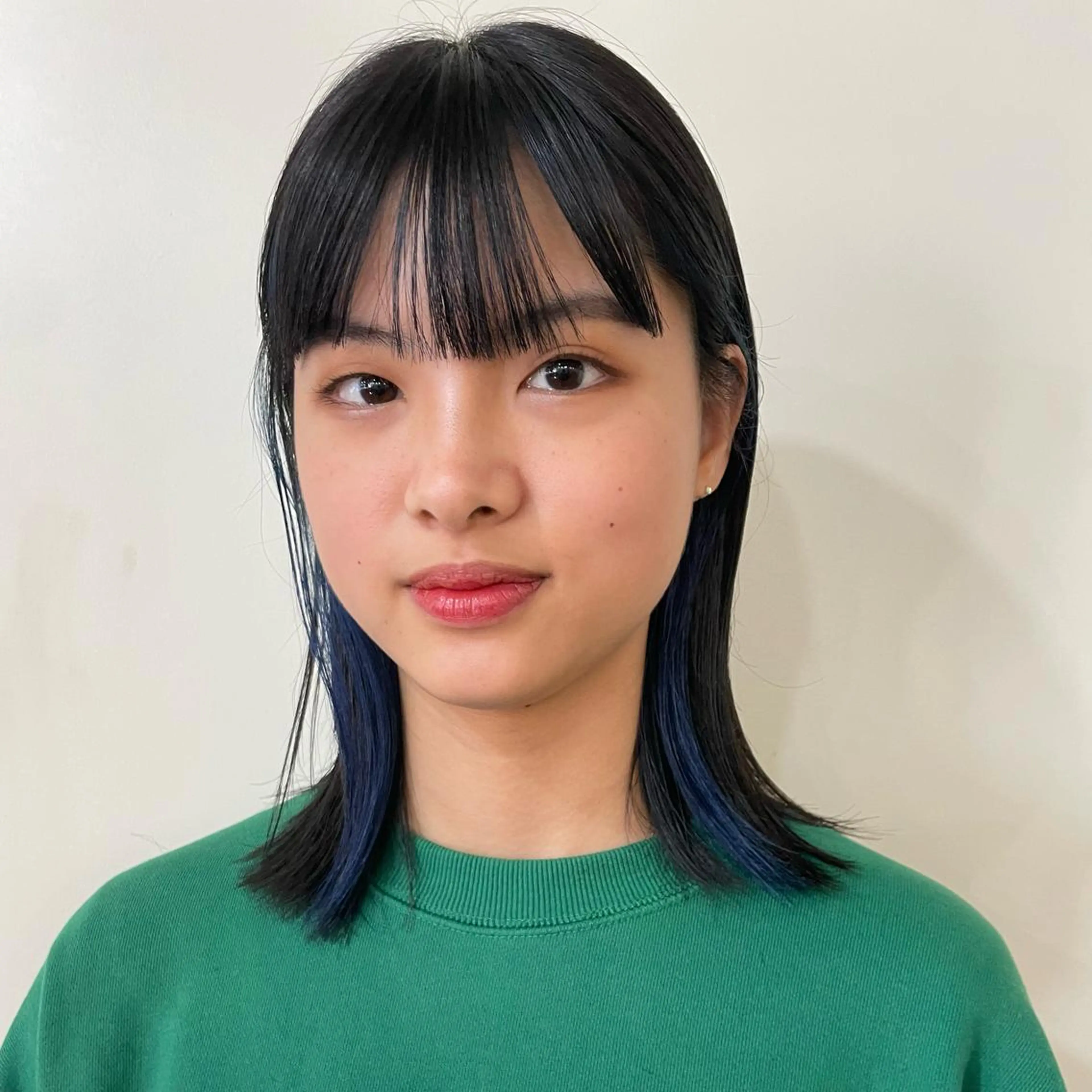 ミディアム カラー ホリケ アオイのヘアスタイル