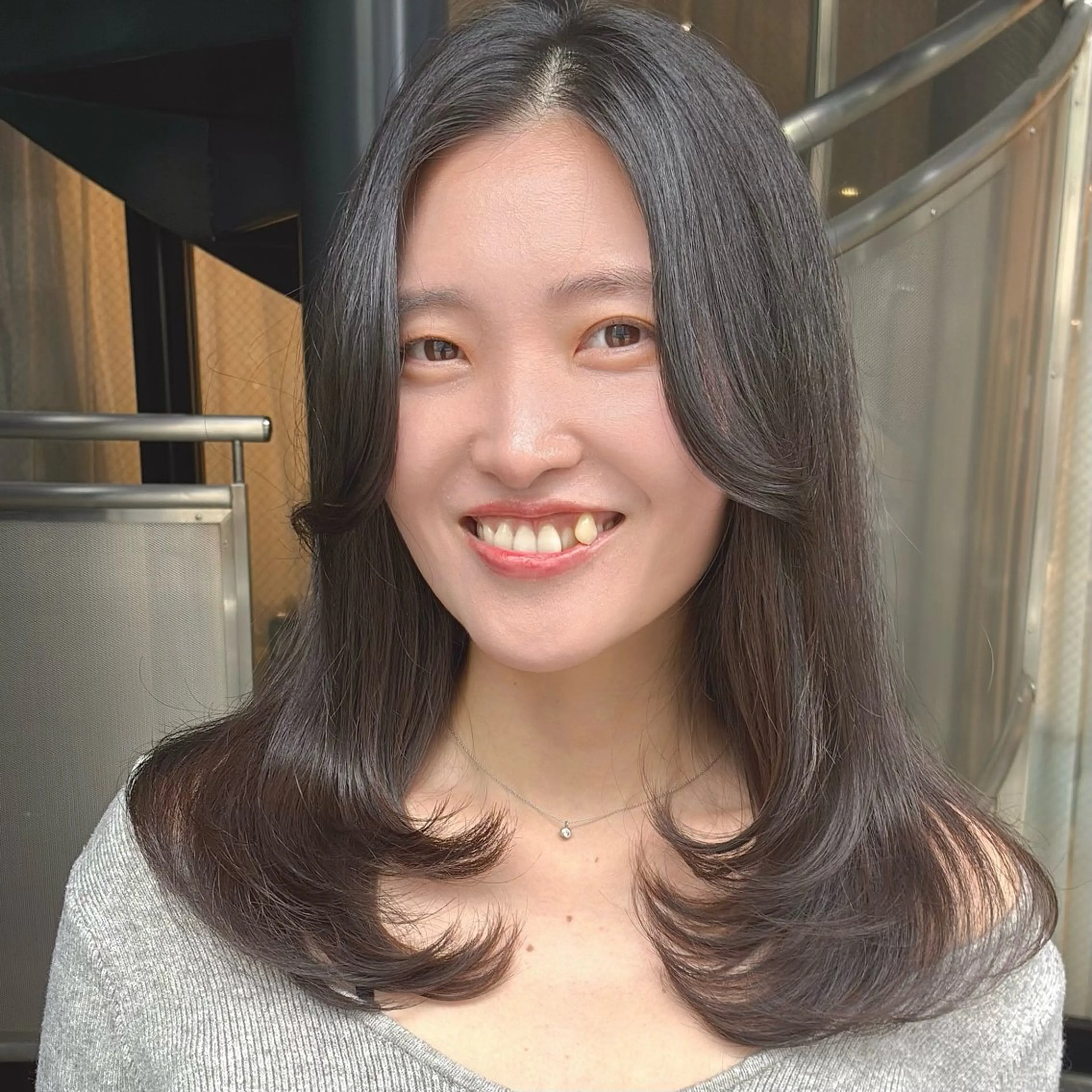ミディアム レイヤーカット カット ヘアカラー calna 古賀 菜摘のヘアスタイル