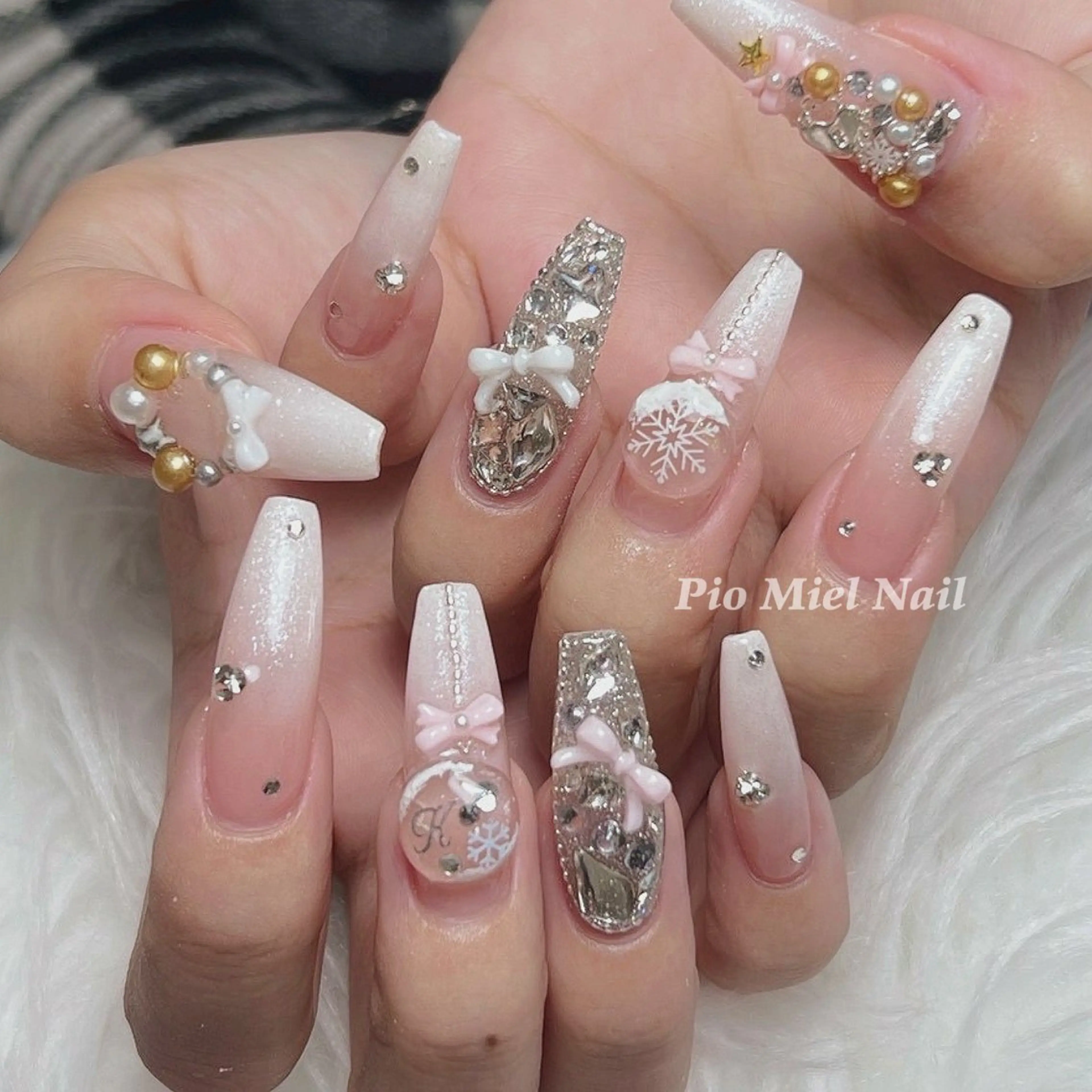 ネイル グラデーション マグネットネイル シンプルネイル ワンホンネイル ホワイト ハンドネイル HANA 長さだしのネイルデザイン