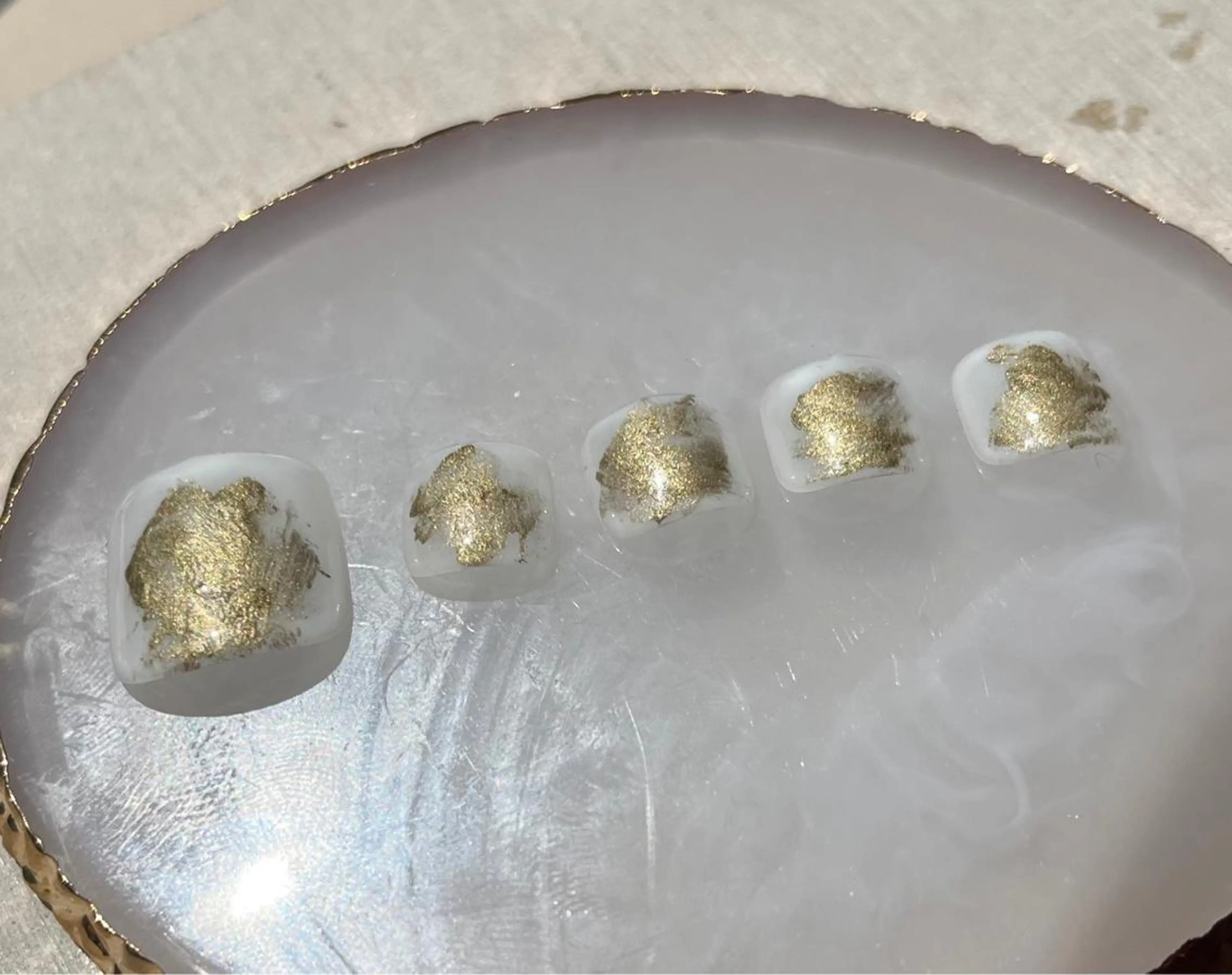 ネイル フットネイル ゴールド ホワイト Bibinail ☆namiのネイルデザイン