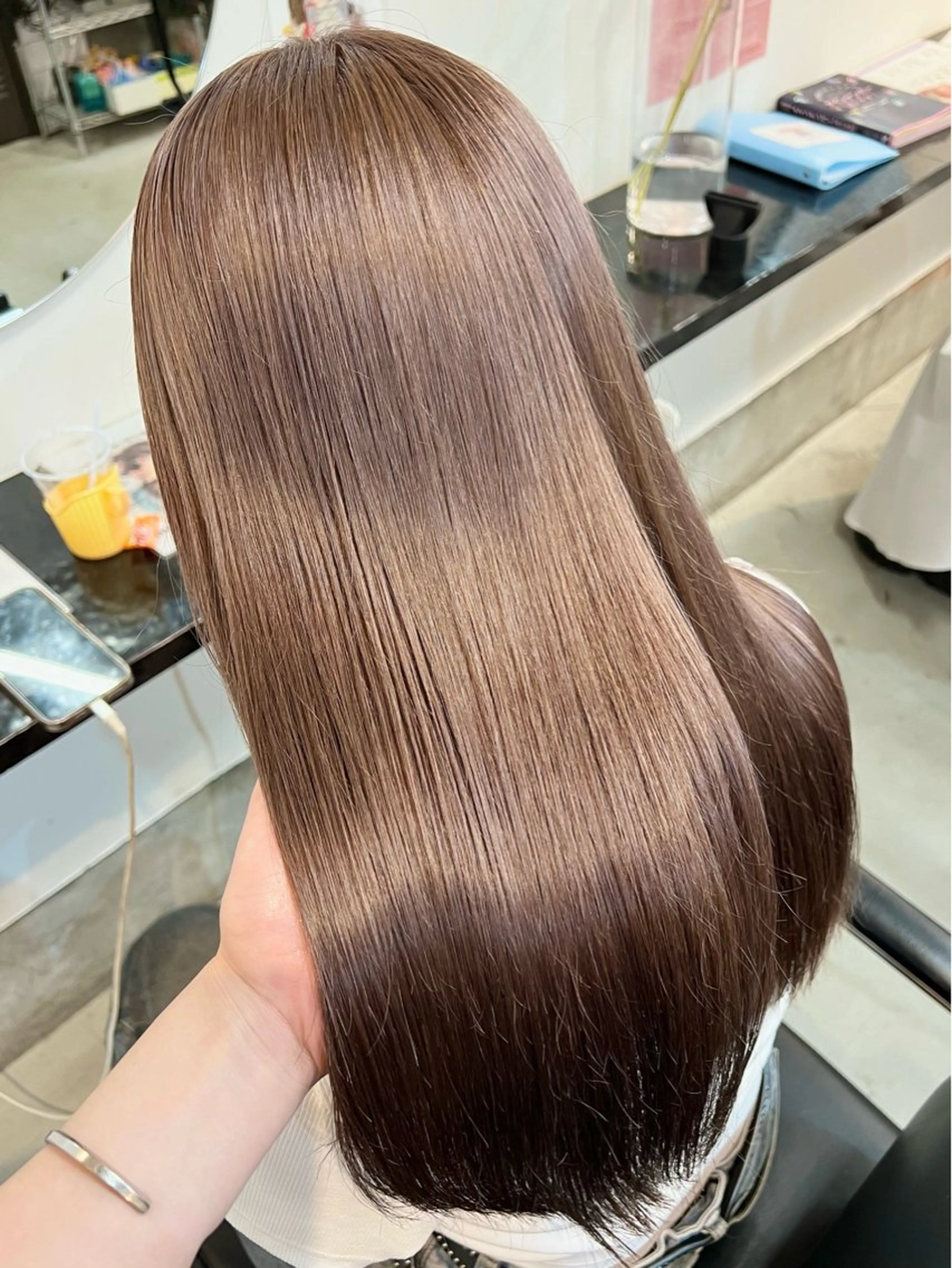 ロング カラー ベージュカラー ブリーチ ミルクティーベージュ カット ヘアカラー Ami ブリーチ/ハイトーンのヘアスタイル