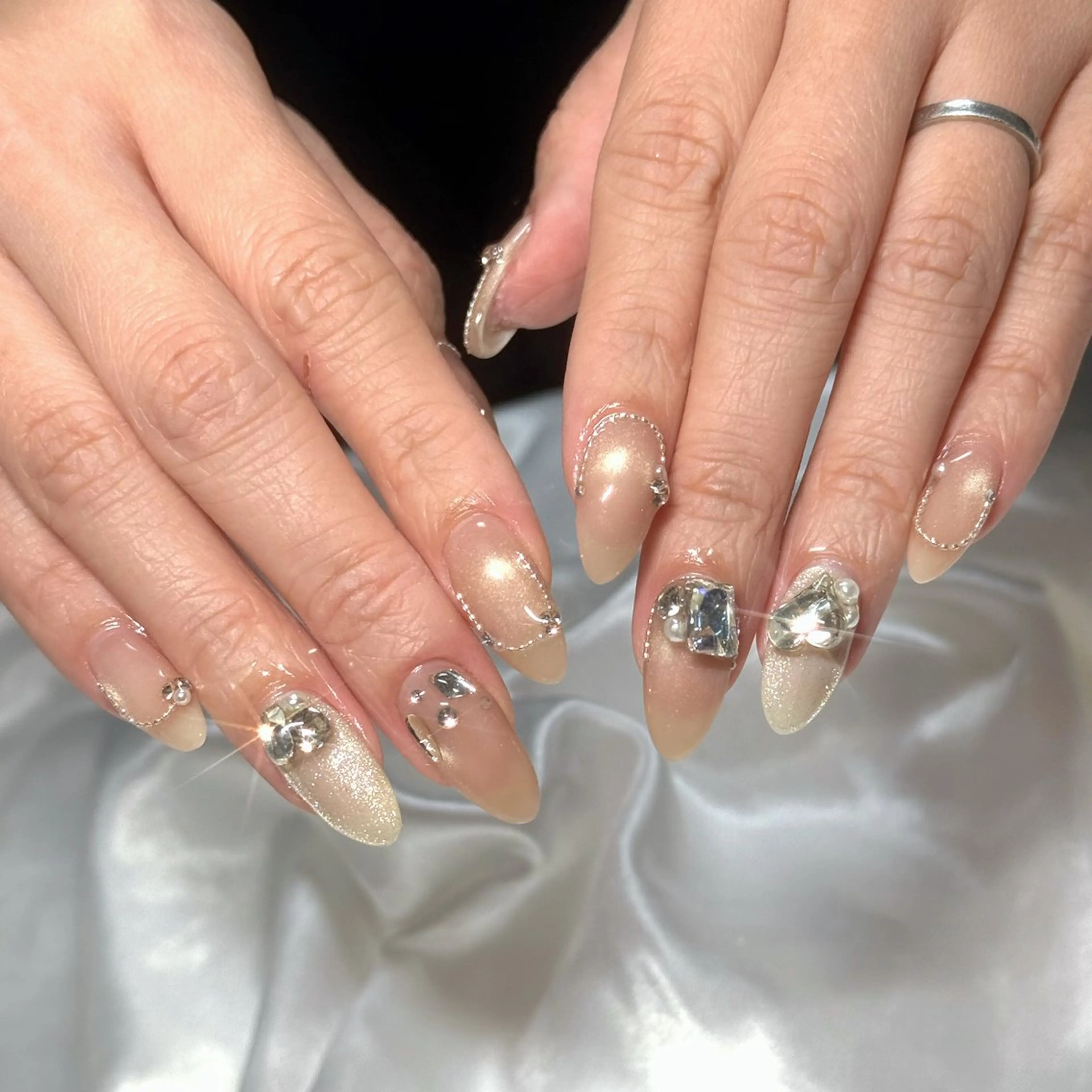 ネイル キラキラネイル マグネットネイル ワンホンネイル ハンドネイル 【OKIKA】 らん🦖🌈🧡のマツエク・マツパデザイン