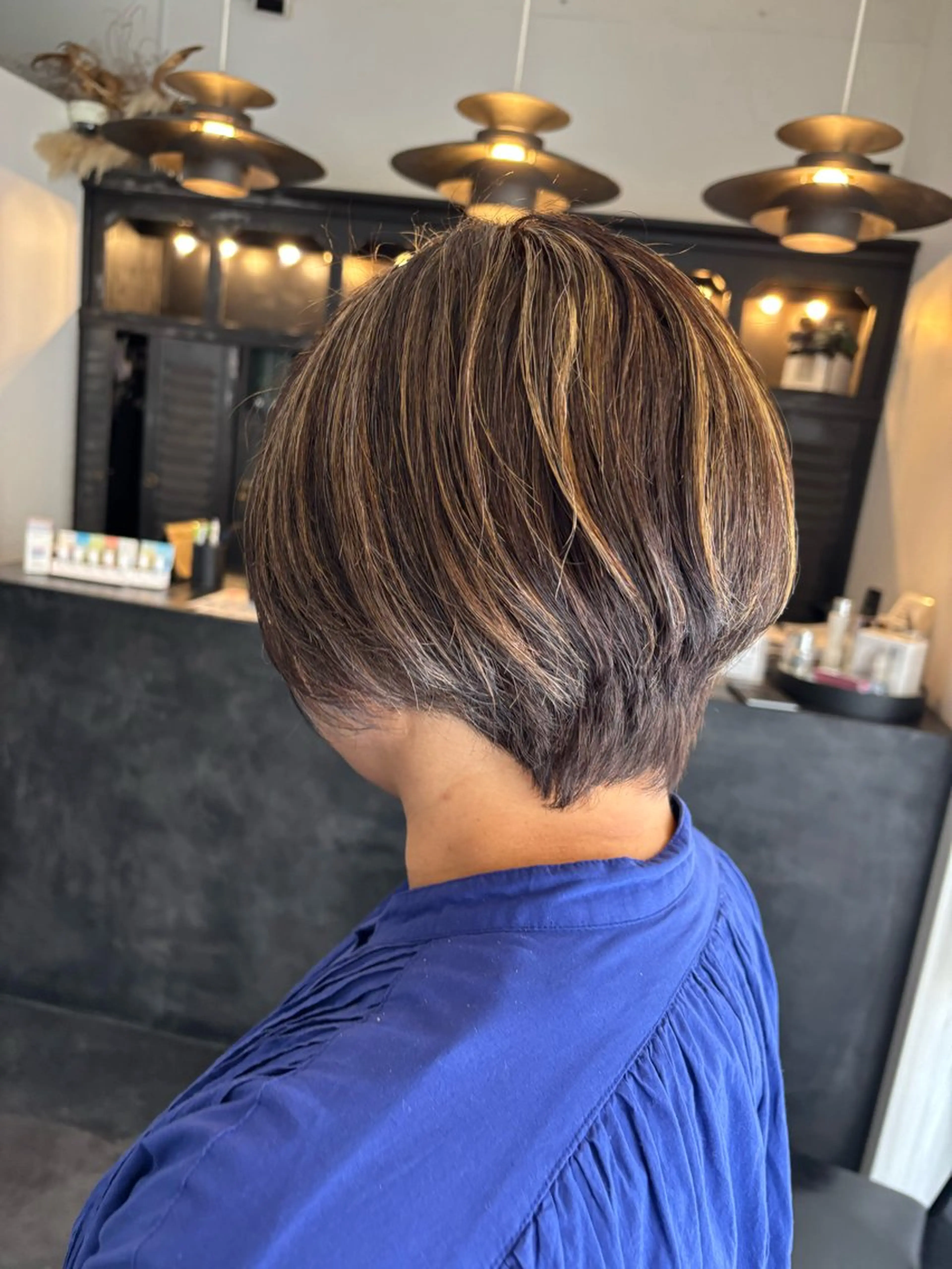 ショート ハイライト ヘアカラー comeghead 琴音のヘアスタイル