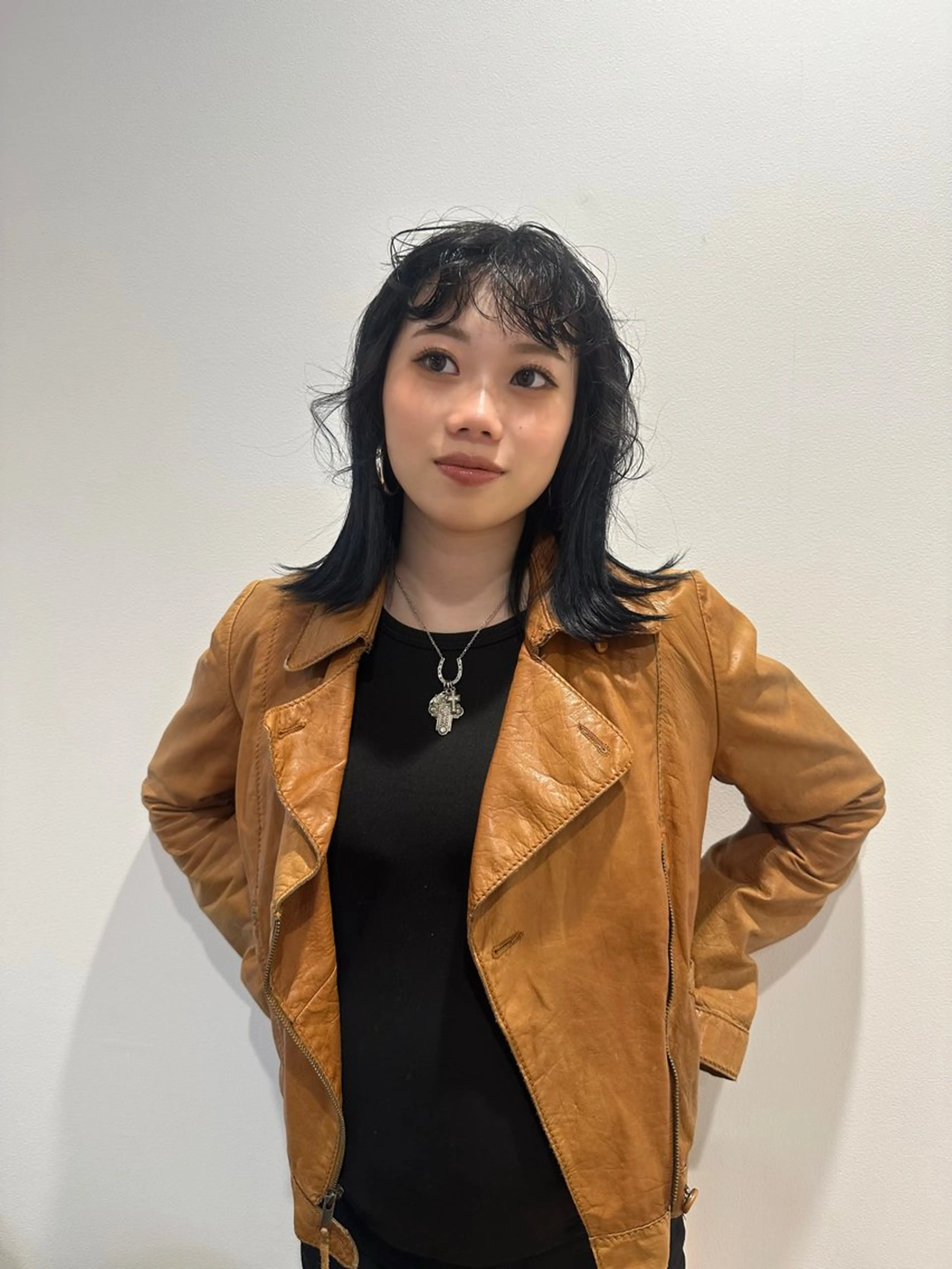 ミディアム カラー 黒髪 ブルーカラー ブルーブラック ハイトーンカラー マイ /暖色カラーのヘアスタイル