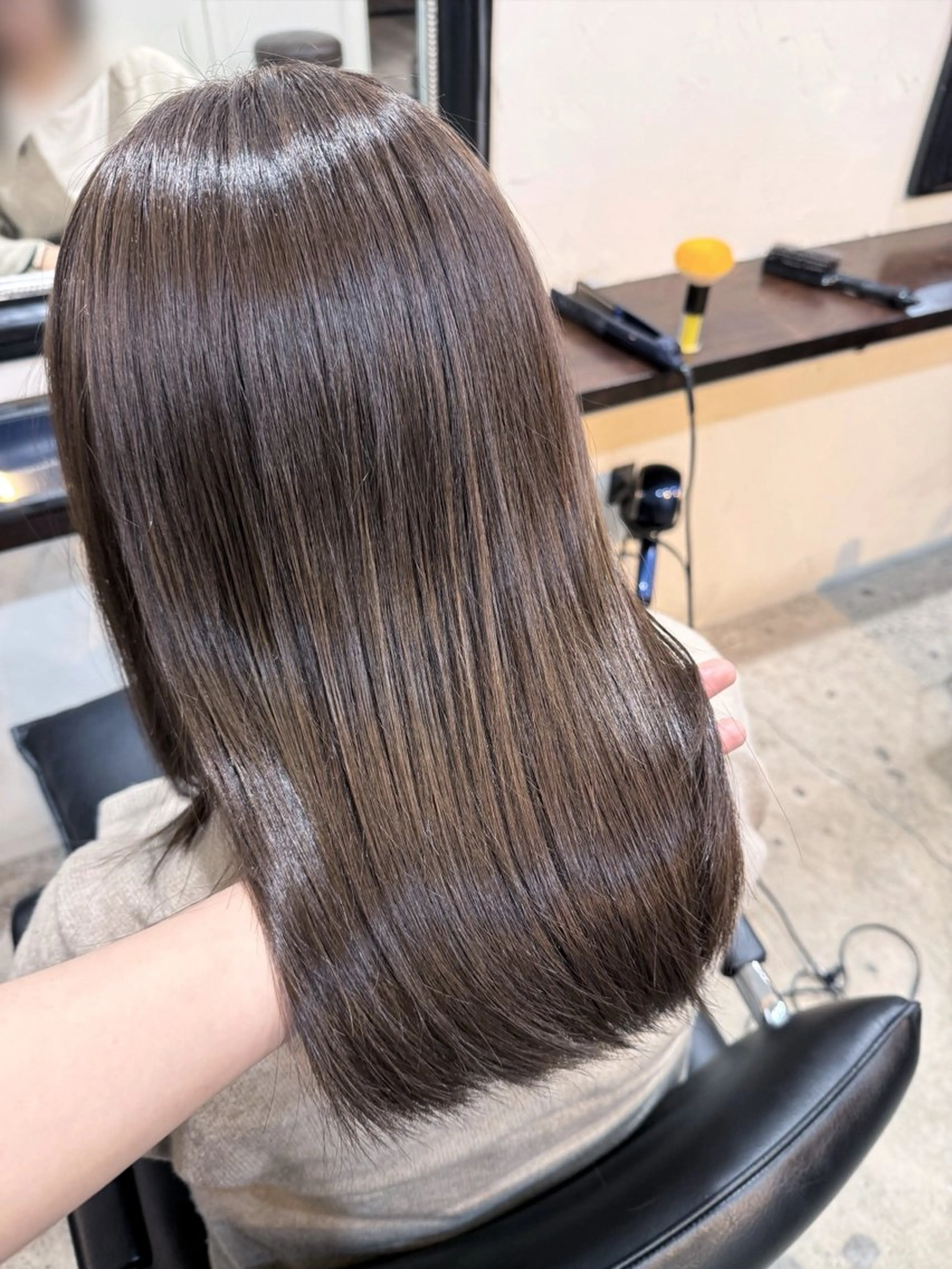 ミディアム カラー アッシュ アッシュグレー アッシュグレージュ グレージュ ヘアカラー トリートメント 三條 朋香のヘアスタイル