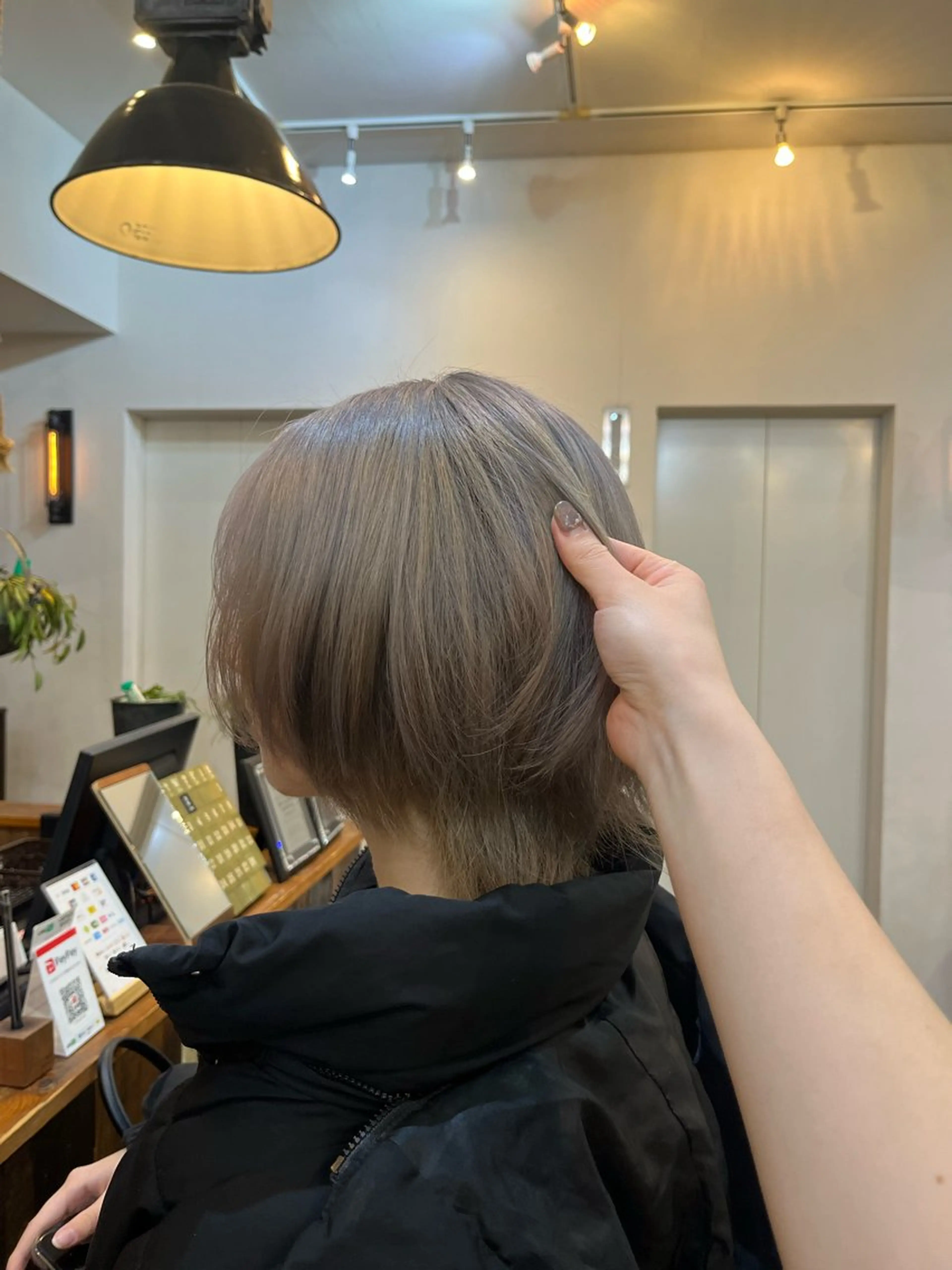 カラー ベージュカラー ブリーチ シルバー シルバーベージュ ヘアカラー トリートメント Belle Ginza並木通り所属・ブリーチカラー／ 銀座／秋葉香乃のヘアスタイル