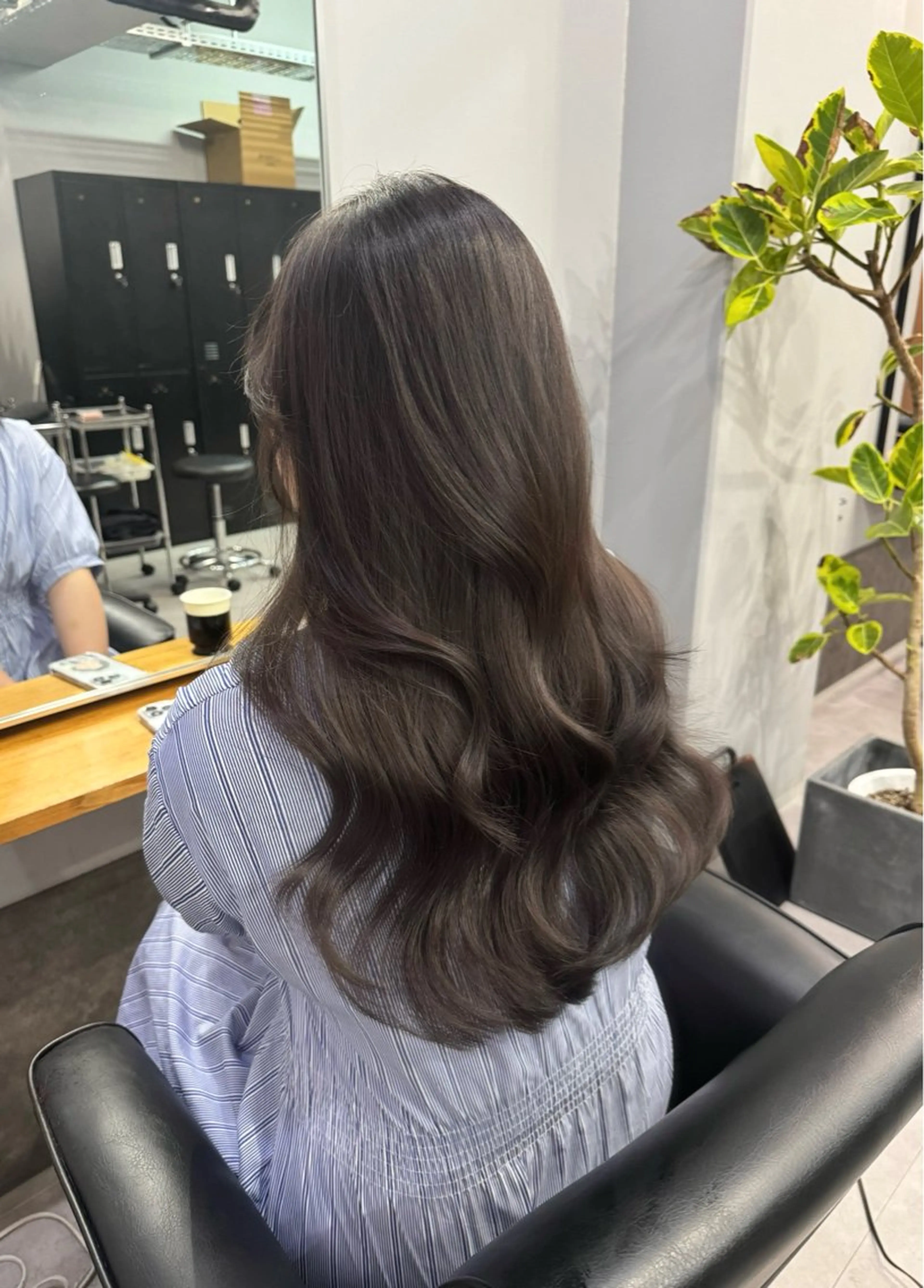 ミディアム カラー グレージュ ラベンダーカラー ラベンダーグレージュ ラベンダーグレー レイヤーカット カット ヘアカラー トリートメント 西村あきや トレンド韓国ヘアのヘアスタイル
