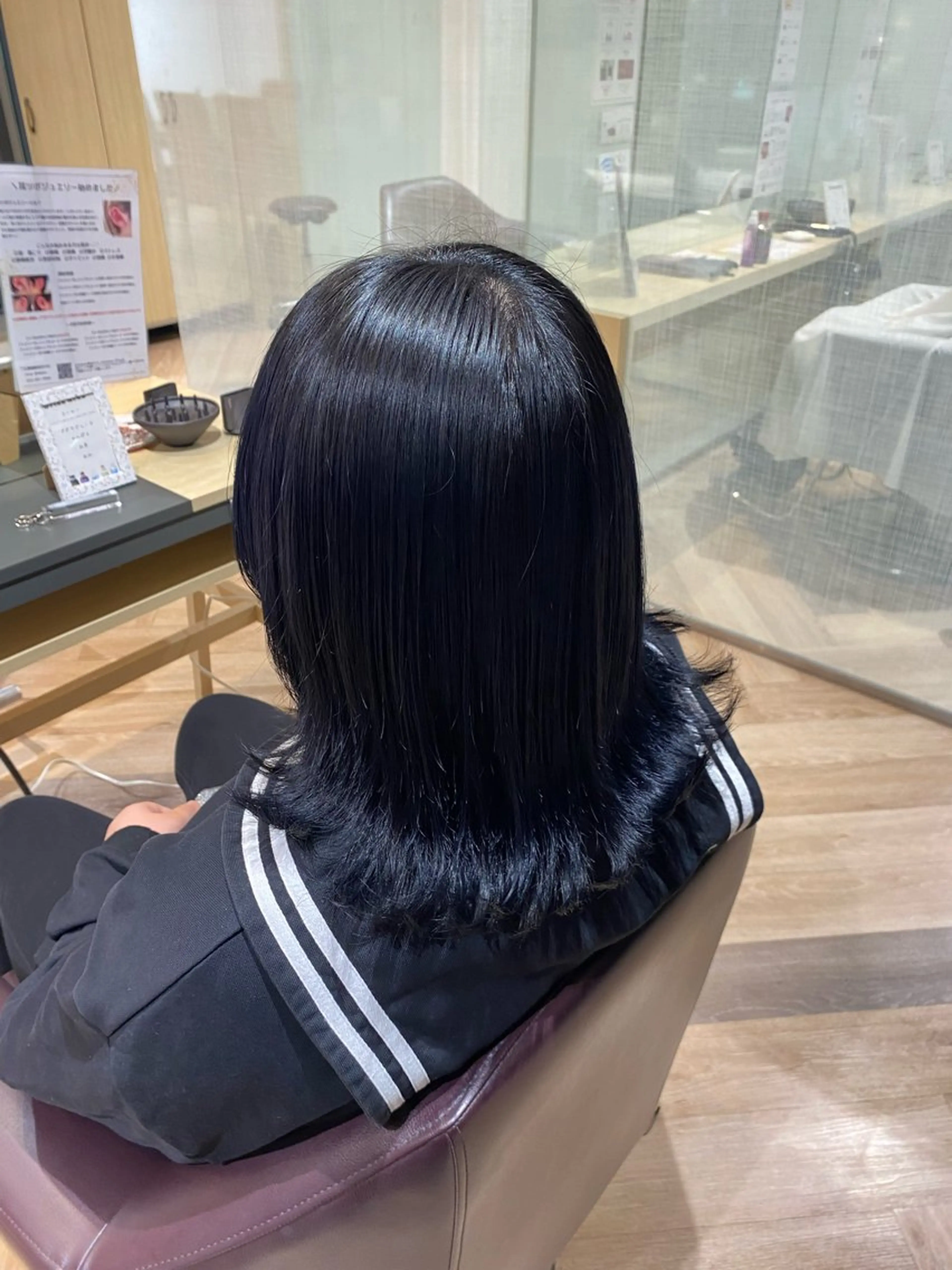 ミディアム カラー 黒髪 ブリーチ ブルーカラー ヘアカラー Yamada Ami🪐のヘアスタイル