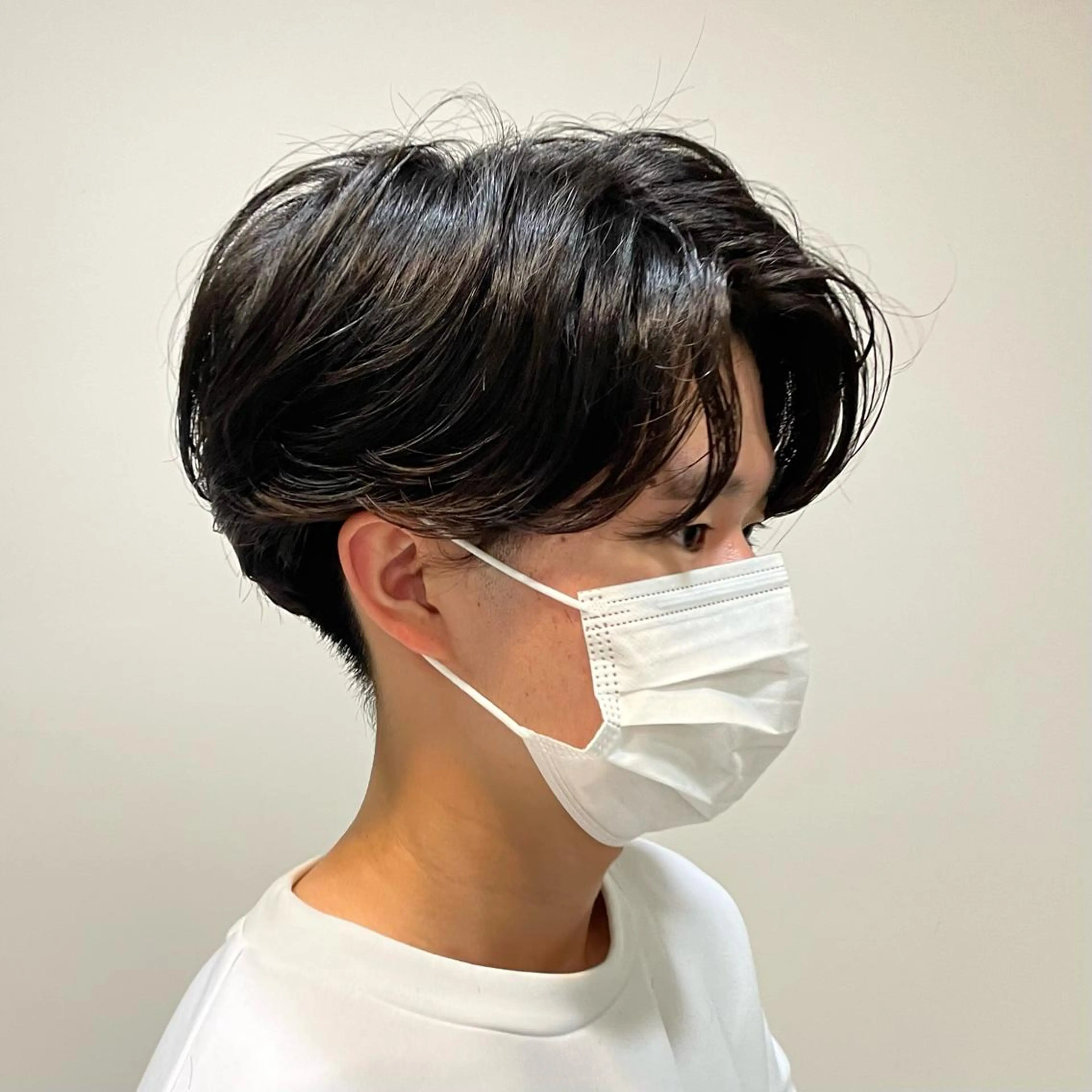 ショート パーマ メンズ メンズブリーチ センターパート ダウンパーマ フェードカット メンズハイライト カット パーマ メンズパーマのプロ 川野翔太のヘアスタイル