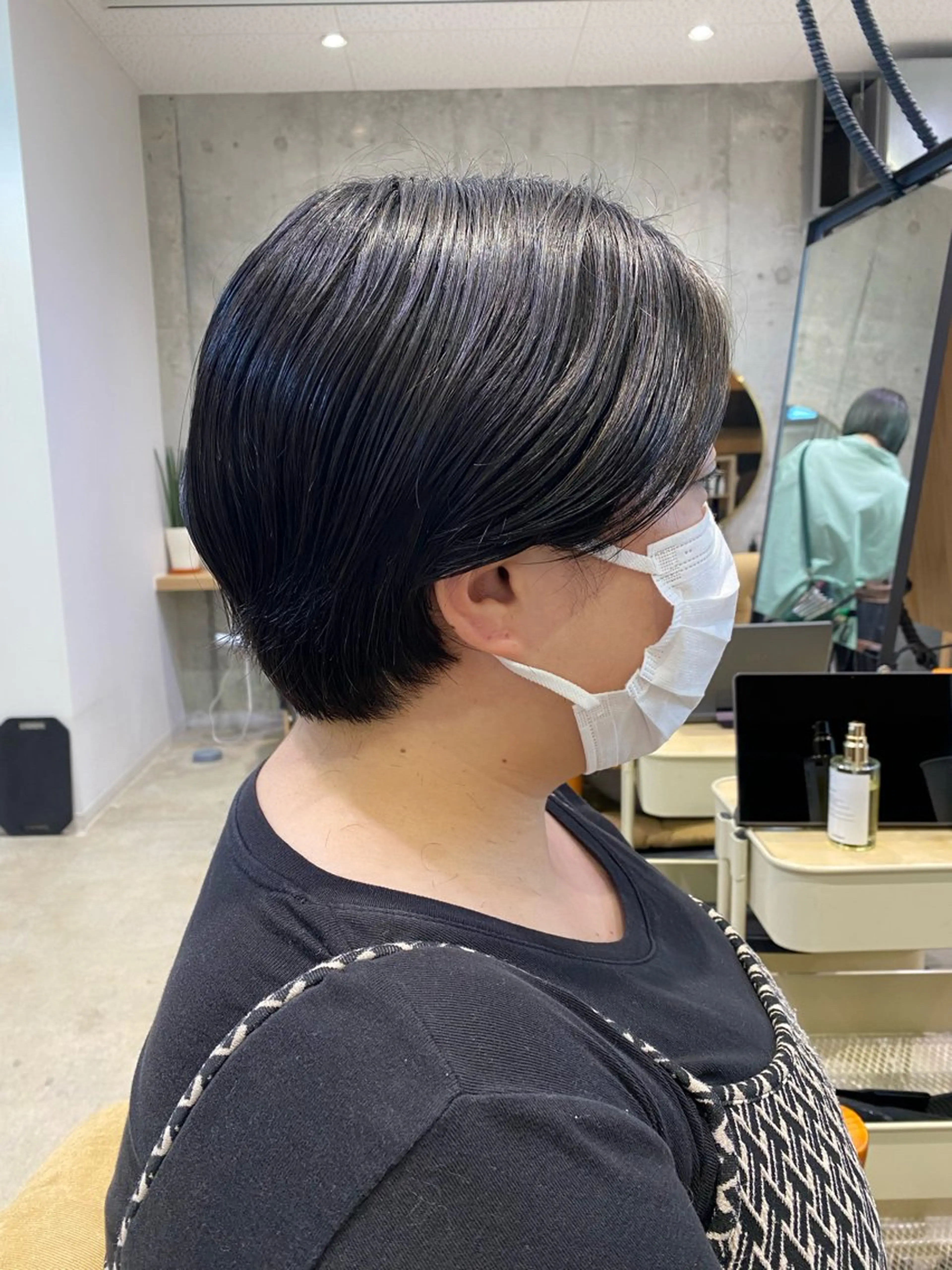 ショート fumi🪞血色感 アップ艶カラーのヘアスタイル