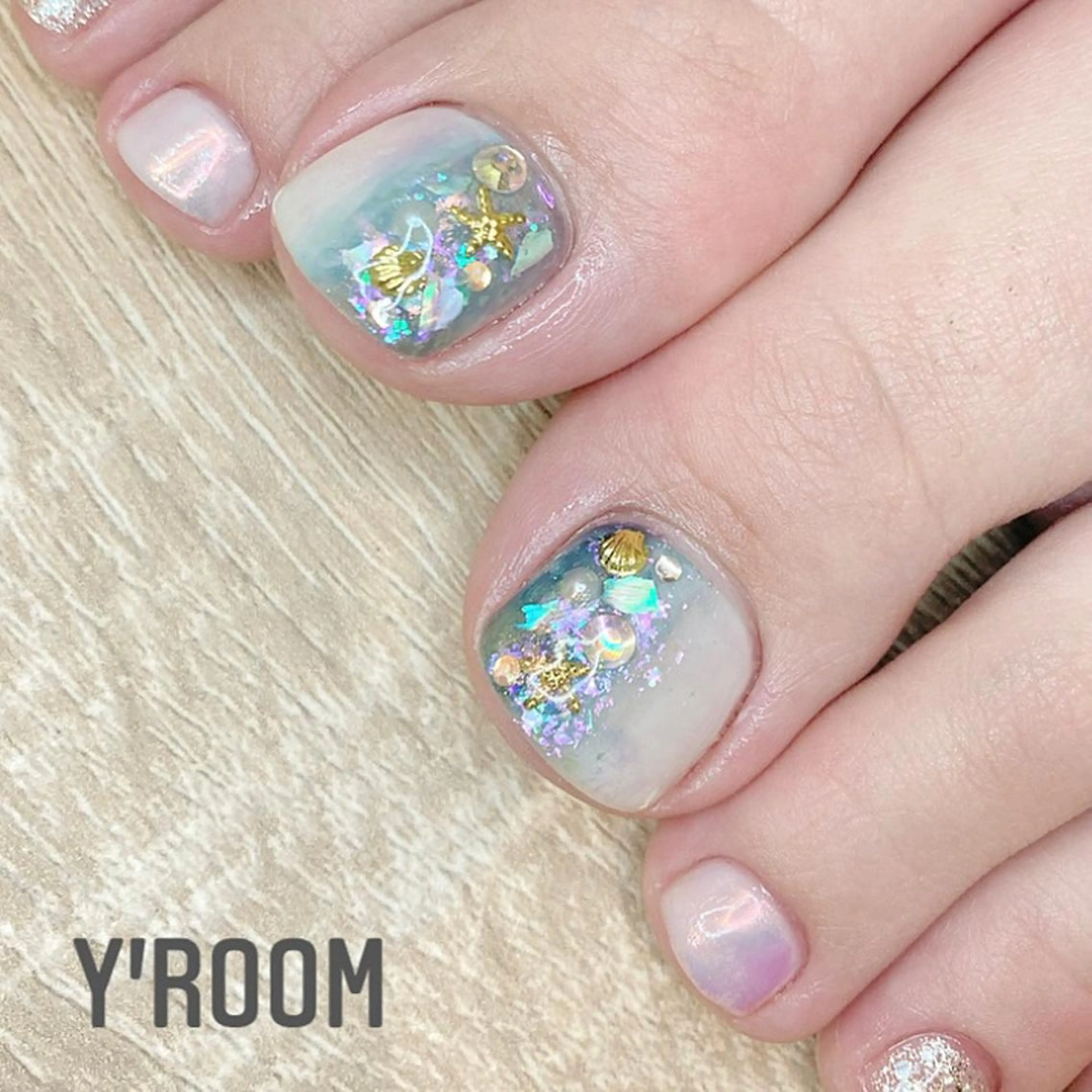 ネイル オーロラネイル フラッシュネイル フットネイル ジェルネイル 氷ネイル・うるうるネイル YUKA （ネイリスト）のネイルデザイン