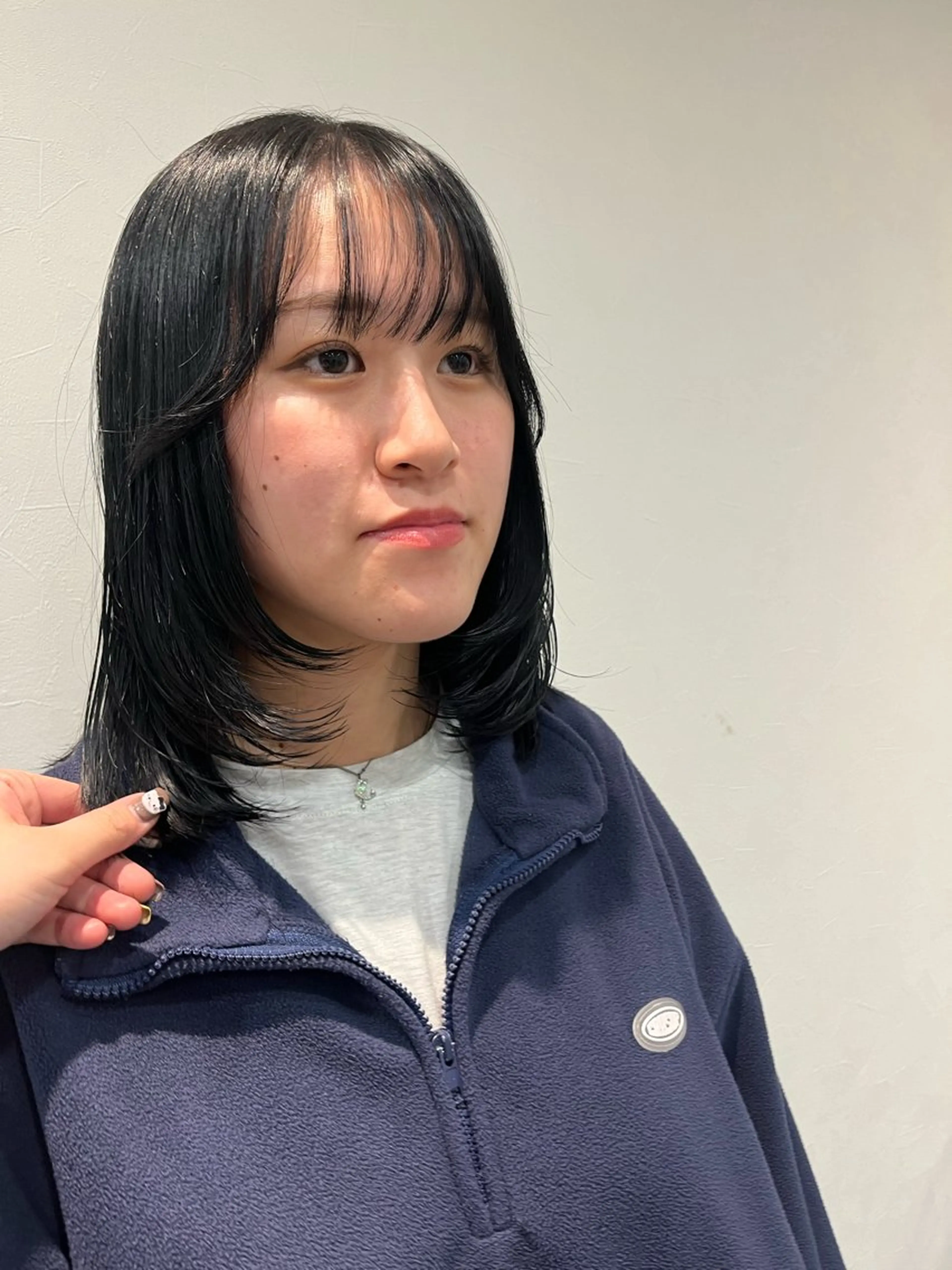 ミディアム カラー 黒髪 ブルーカラー ブルーブラック レイヤーカット anon Loemのヘアスタイル