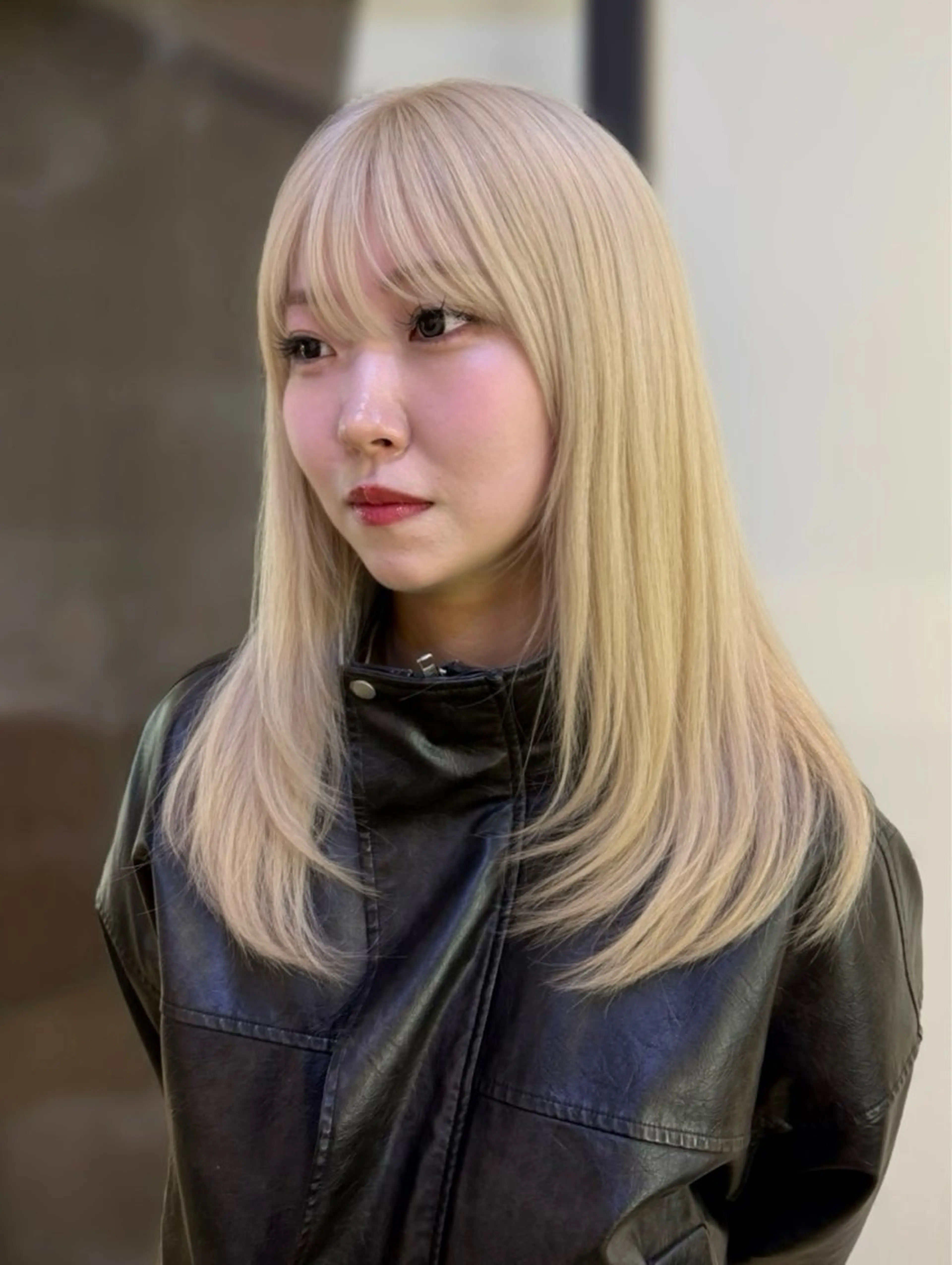 ロング カラー ブロンド ヘアカラー Mëw &のヘアスタイル