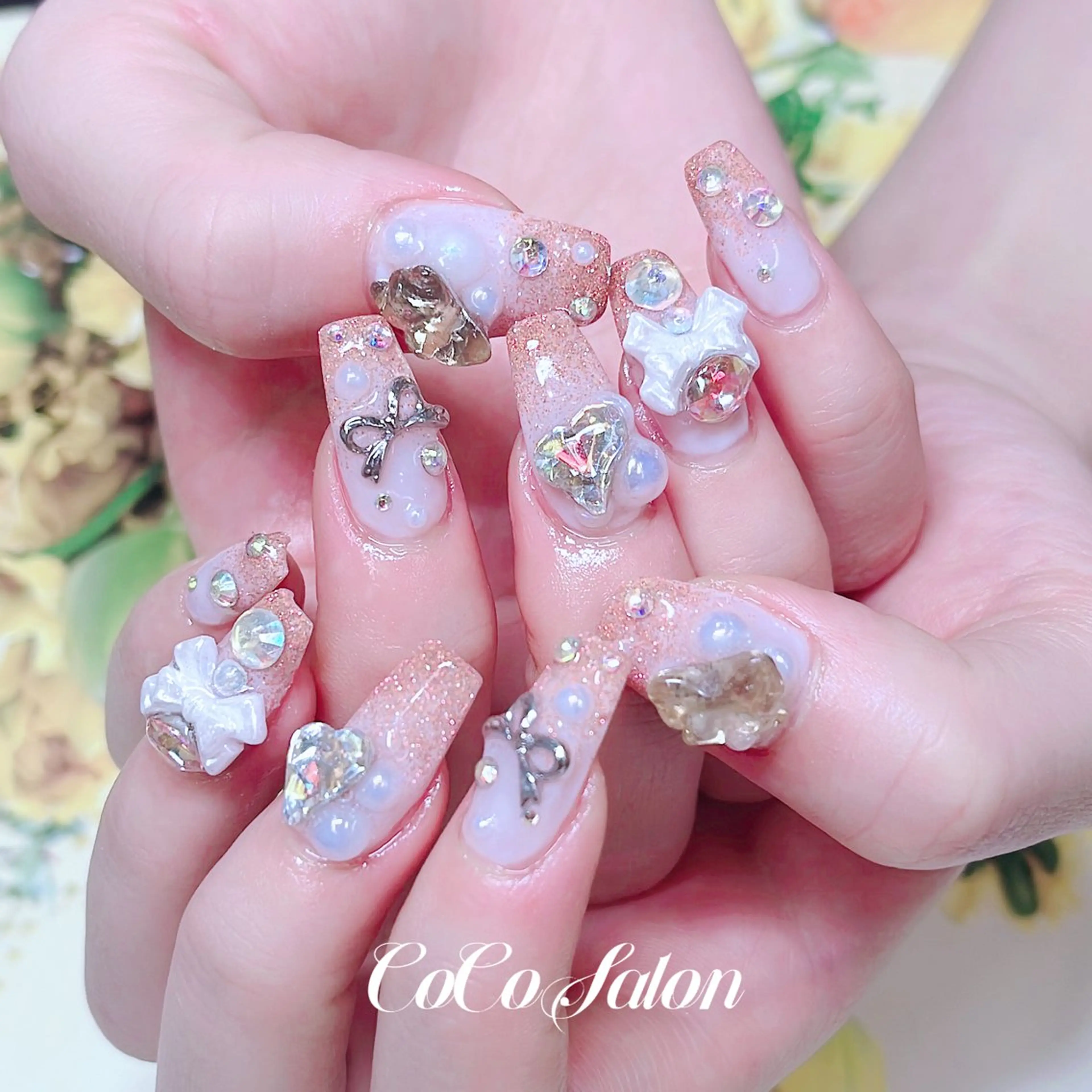 ネイル ジェルネイル ゴージャス グラデーション ハート ホログラムネイル CoCoSalon ネイル/まつ毛予約のネイルデザイン