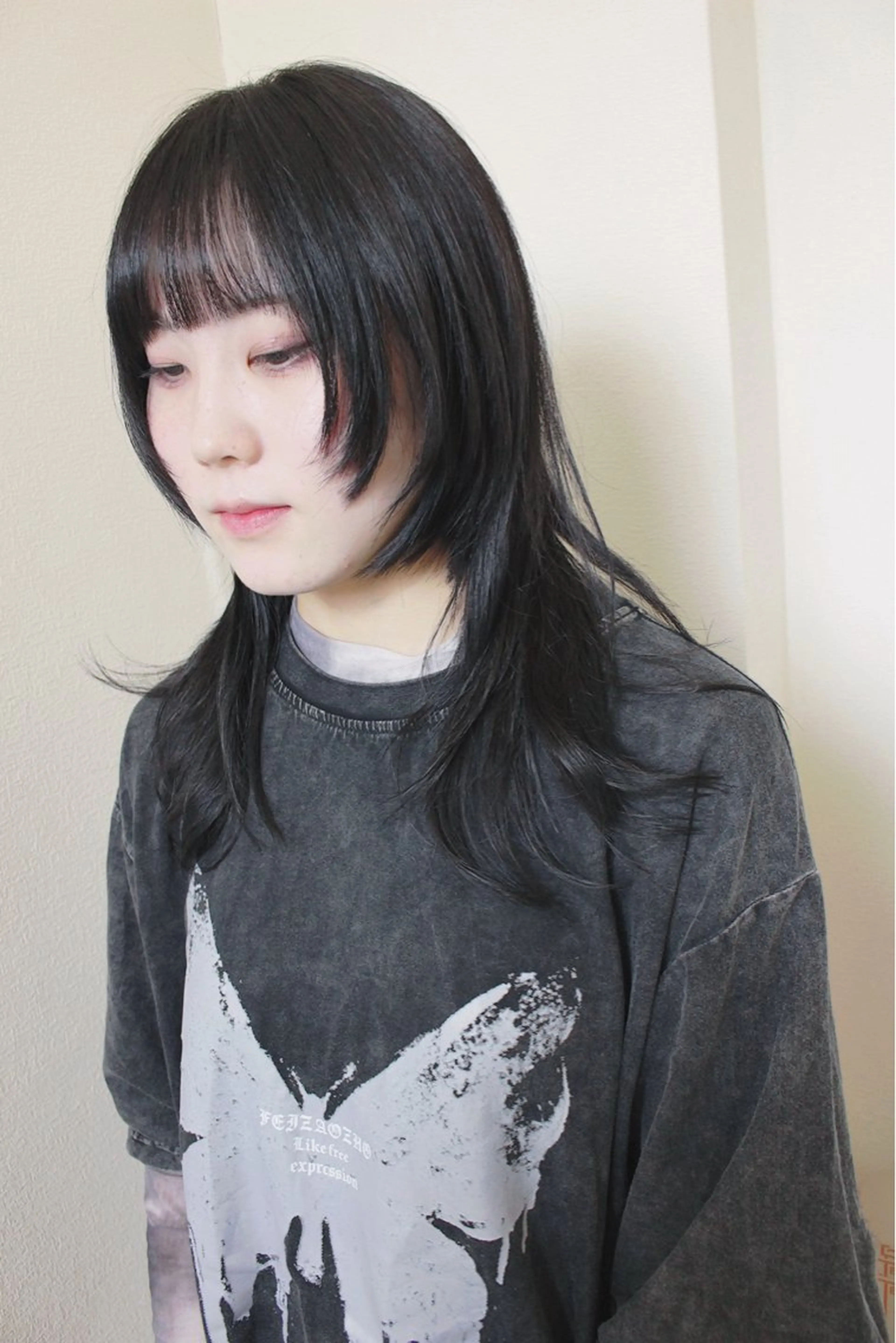 セミロング カラー 黒髪 ブルーカラー ブルーブラック レイヤーカット ウルフカット カット ヘアカラー 土居 正季のヘアスタイル