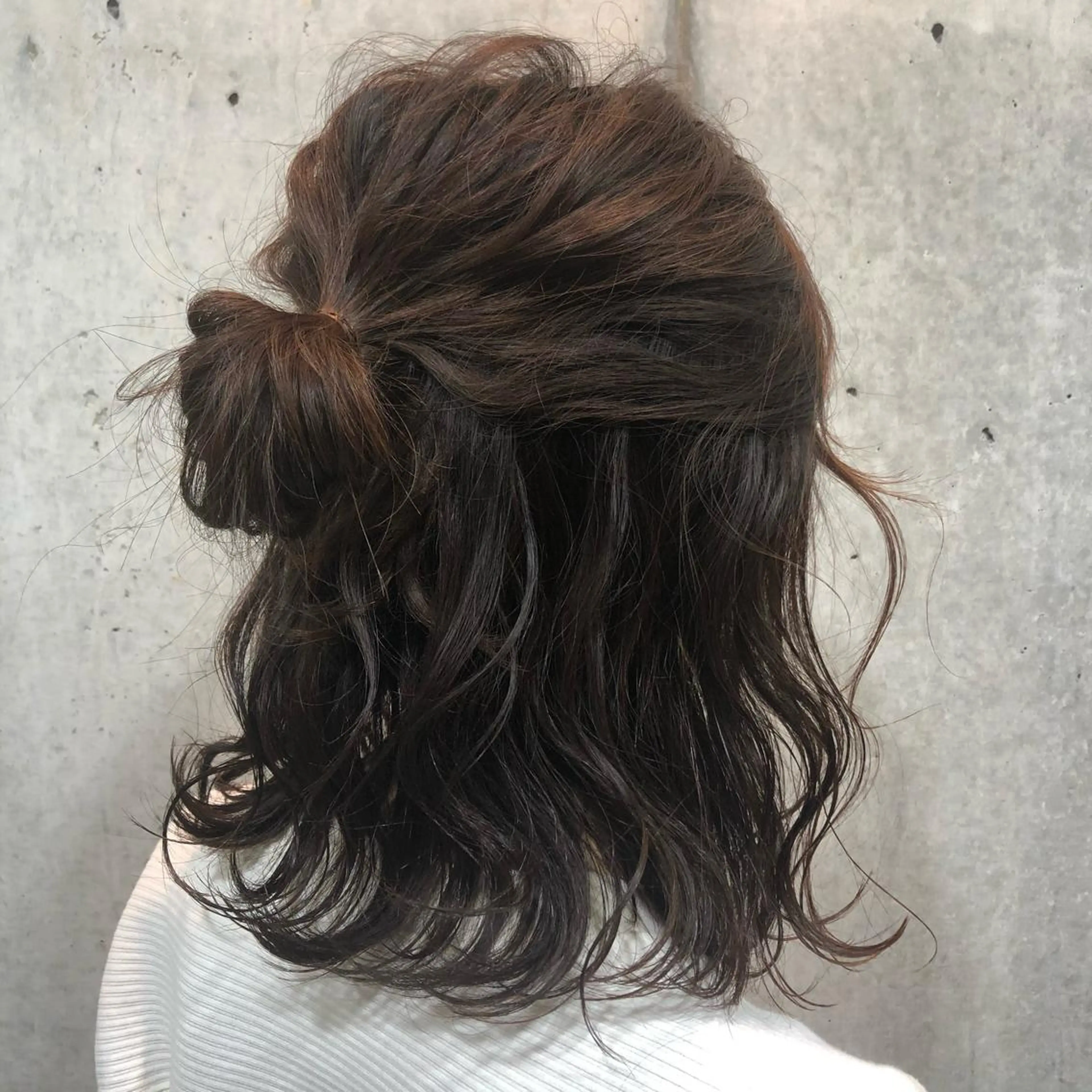 ミディアム ヘアアレンジ ハーフアップ お団子ヘア ヘアセット mina .のヘアスタイル