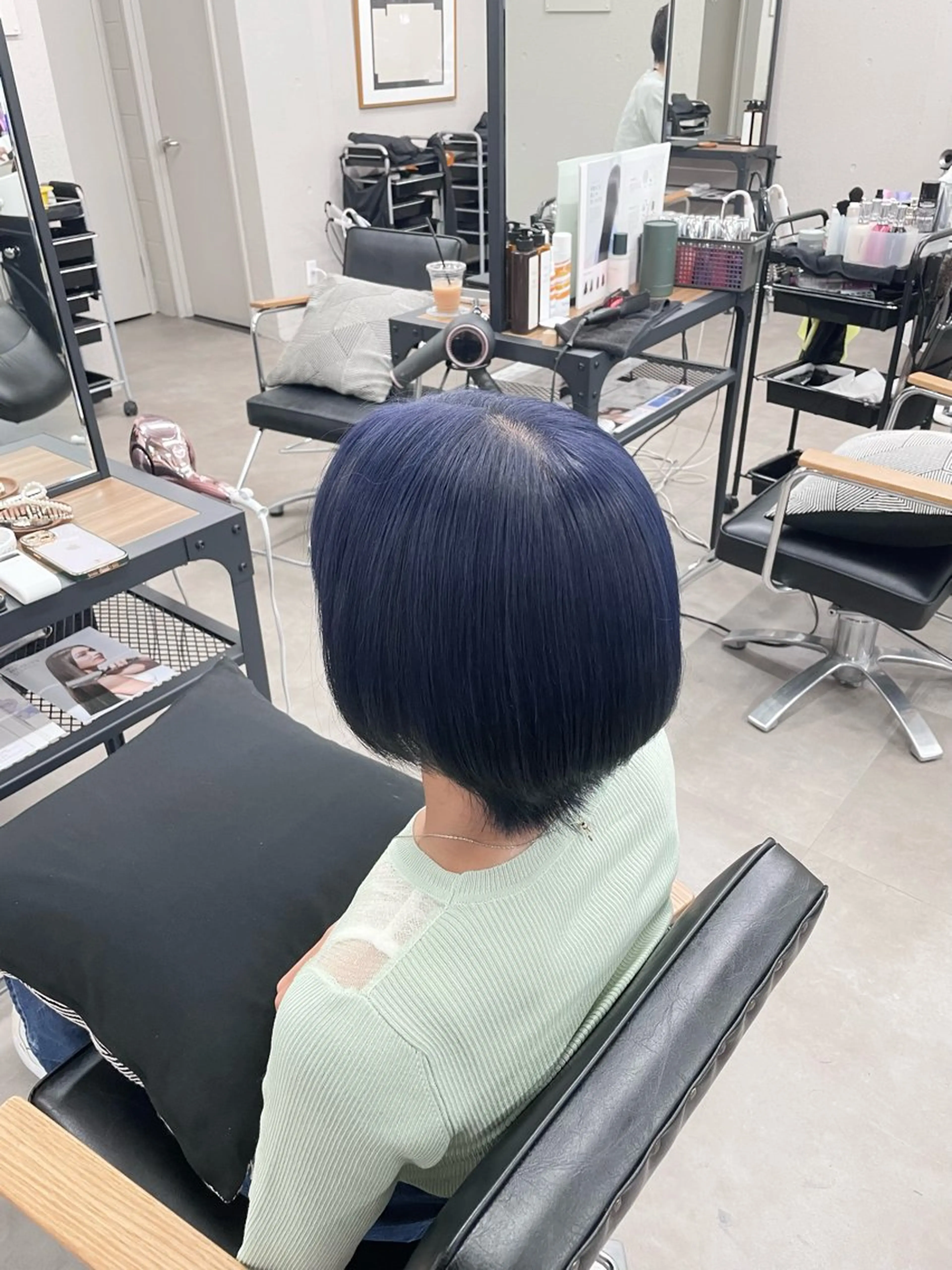 ショート カラー ブリーチ ネイビーカラー 田川 聖菜のヘアスタイル
