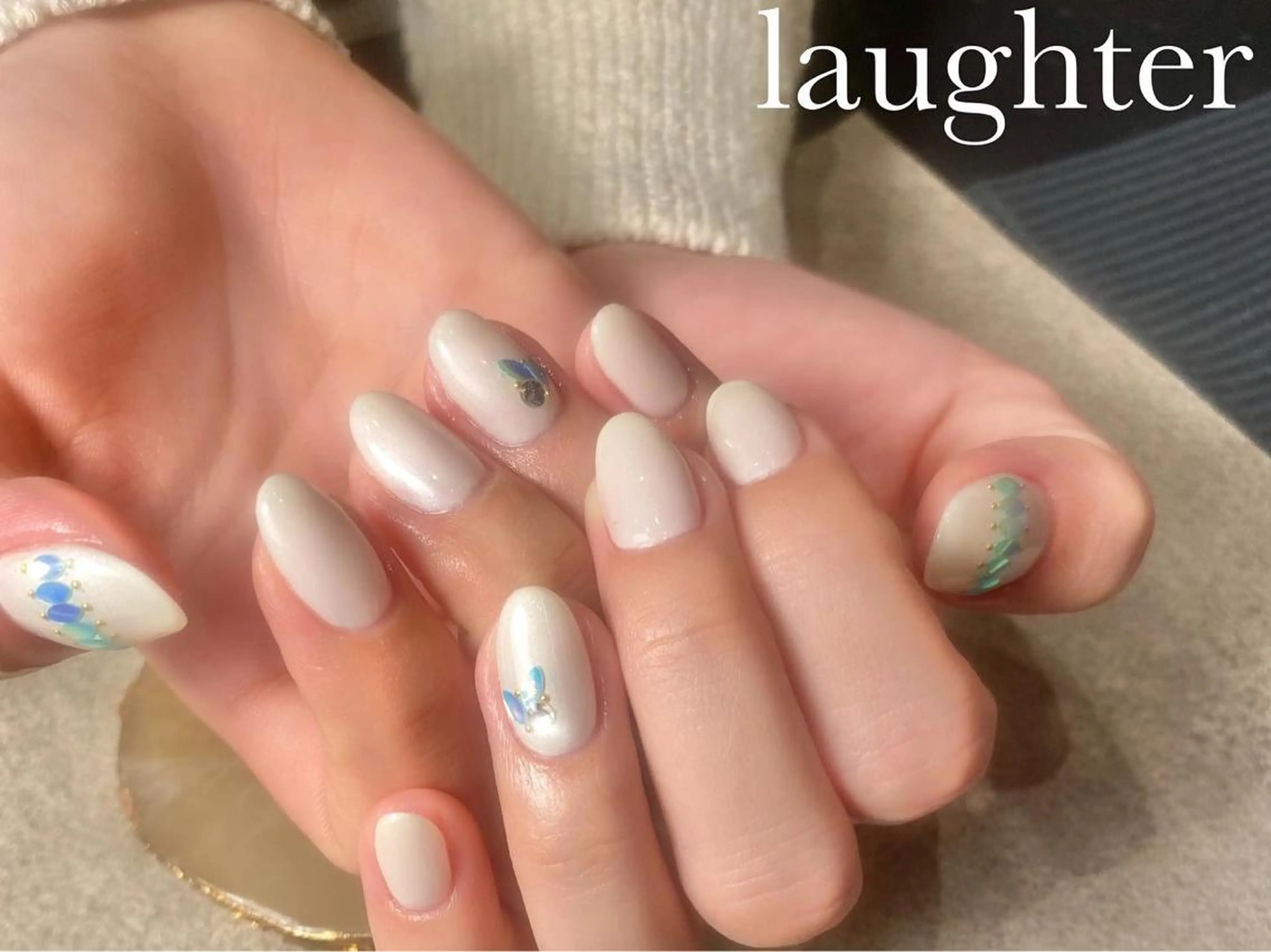 ネイル ホワイト ハンドネイル laughter nailのネイルデザイン
