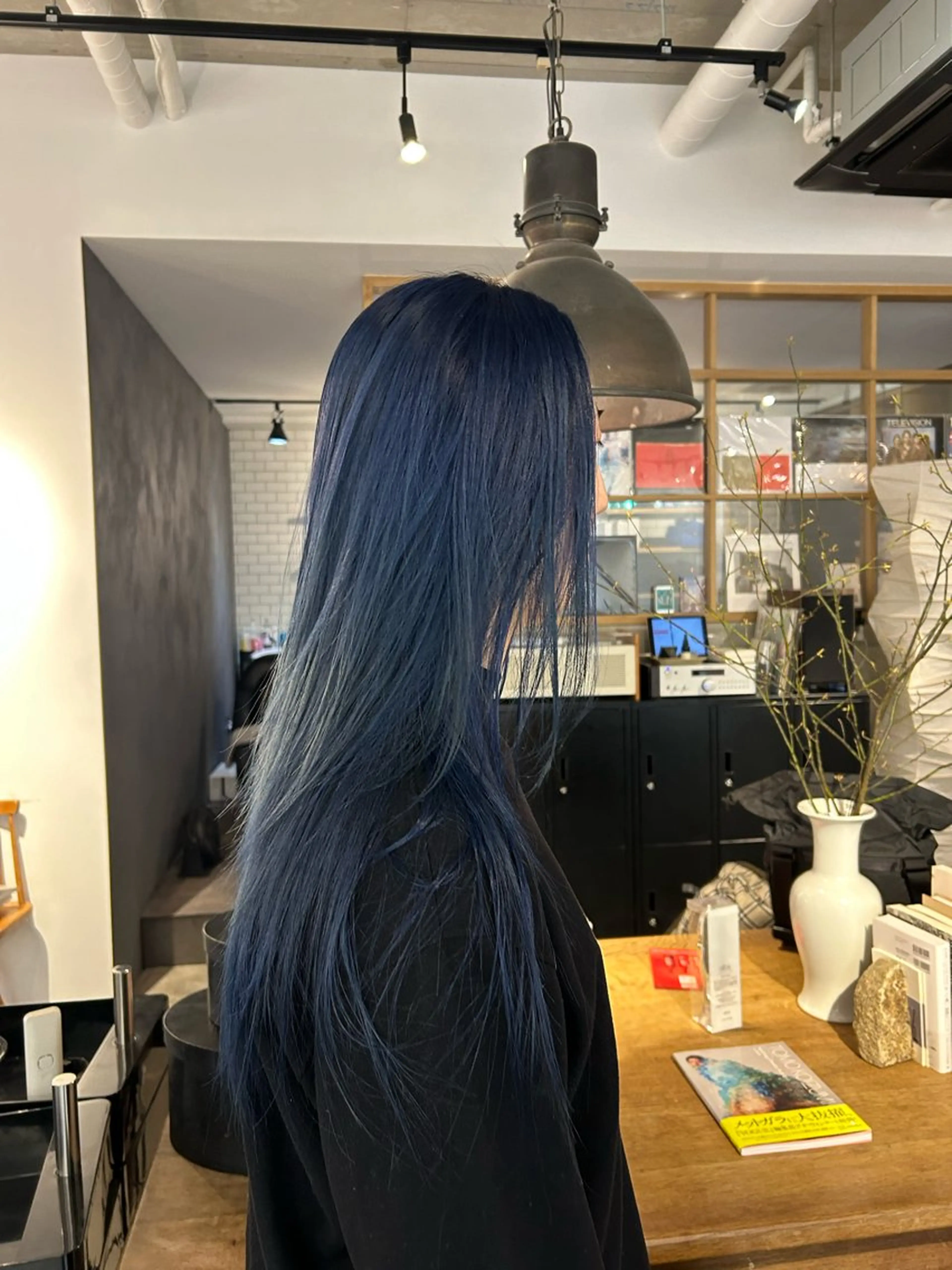 ロング カラー ブリーチ ブルーカラー ヘアカラー 越阪部 碧子のヘアスタイル