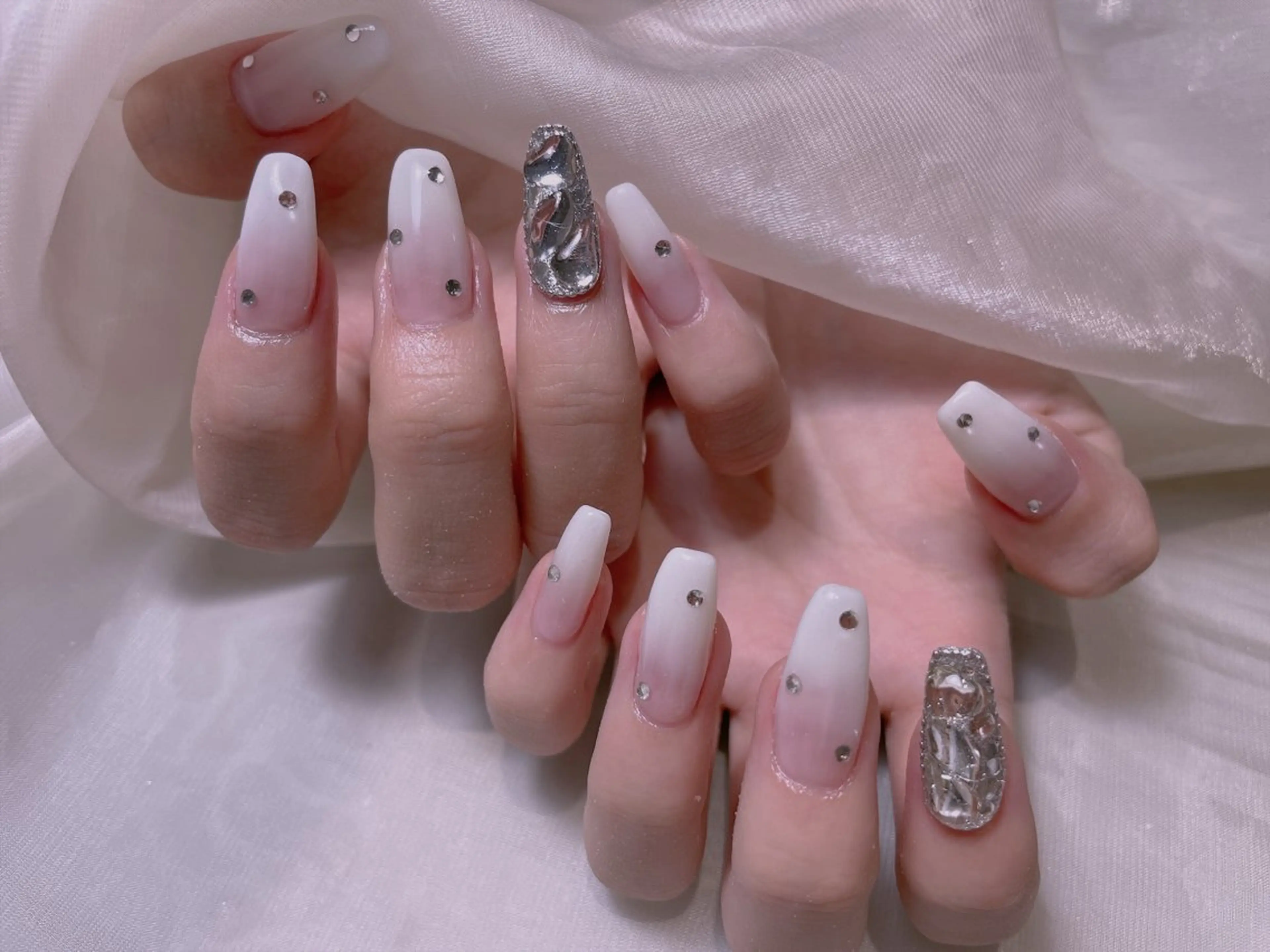 ネイル ブルー チークネイル フレンチネイル ハート ホログラムネイル ハンドネイル 美爪パラジェル導入店 Sunnilyのネイルデザイン