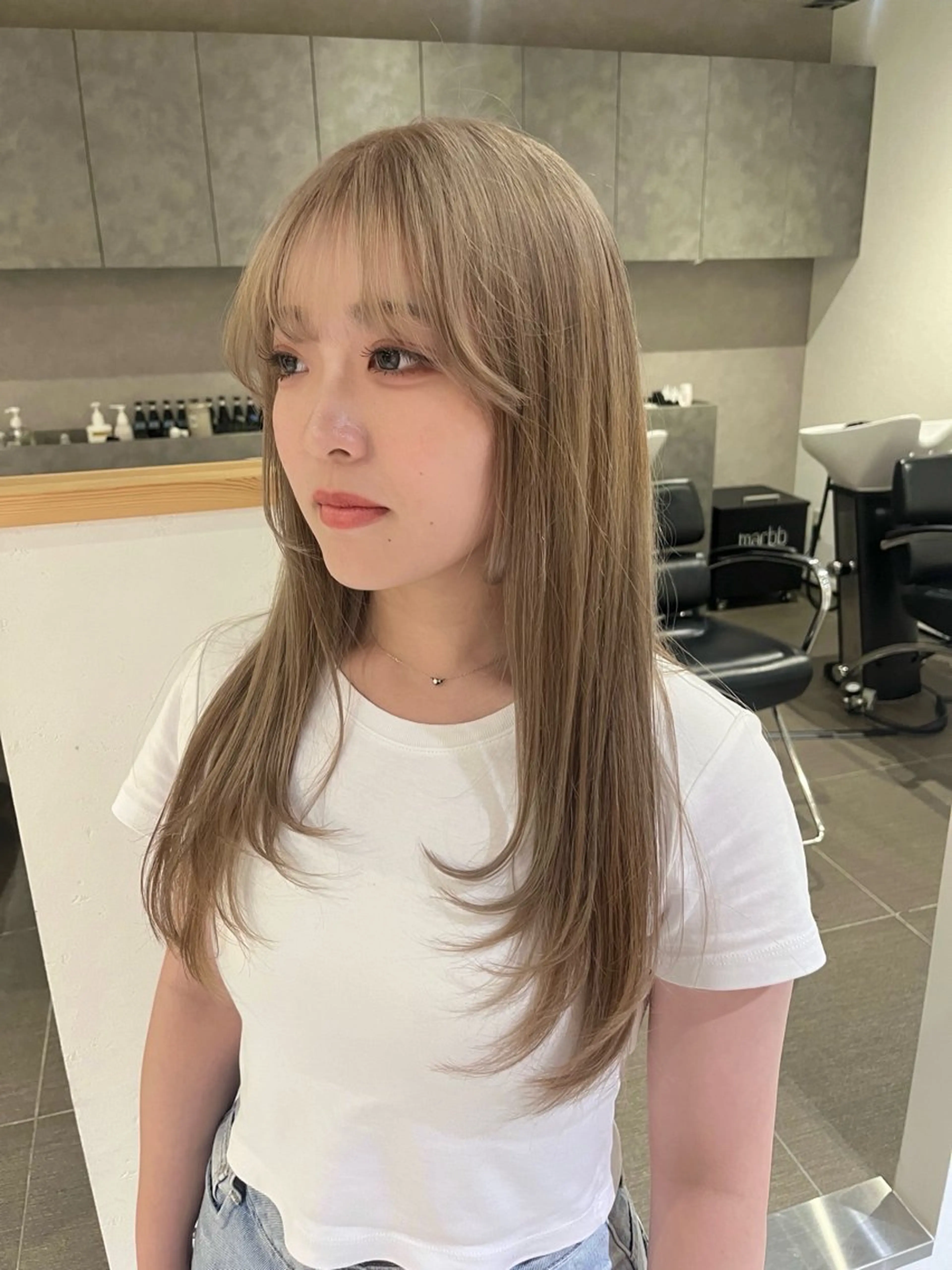 セミロング カラー ベージュカラー ハイトーンカラー レイヤーカット カット ヘアカラー トリートメント 桃果 momokaのヘアスタイル