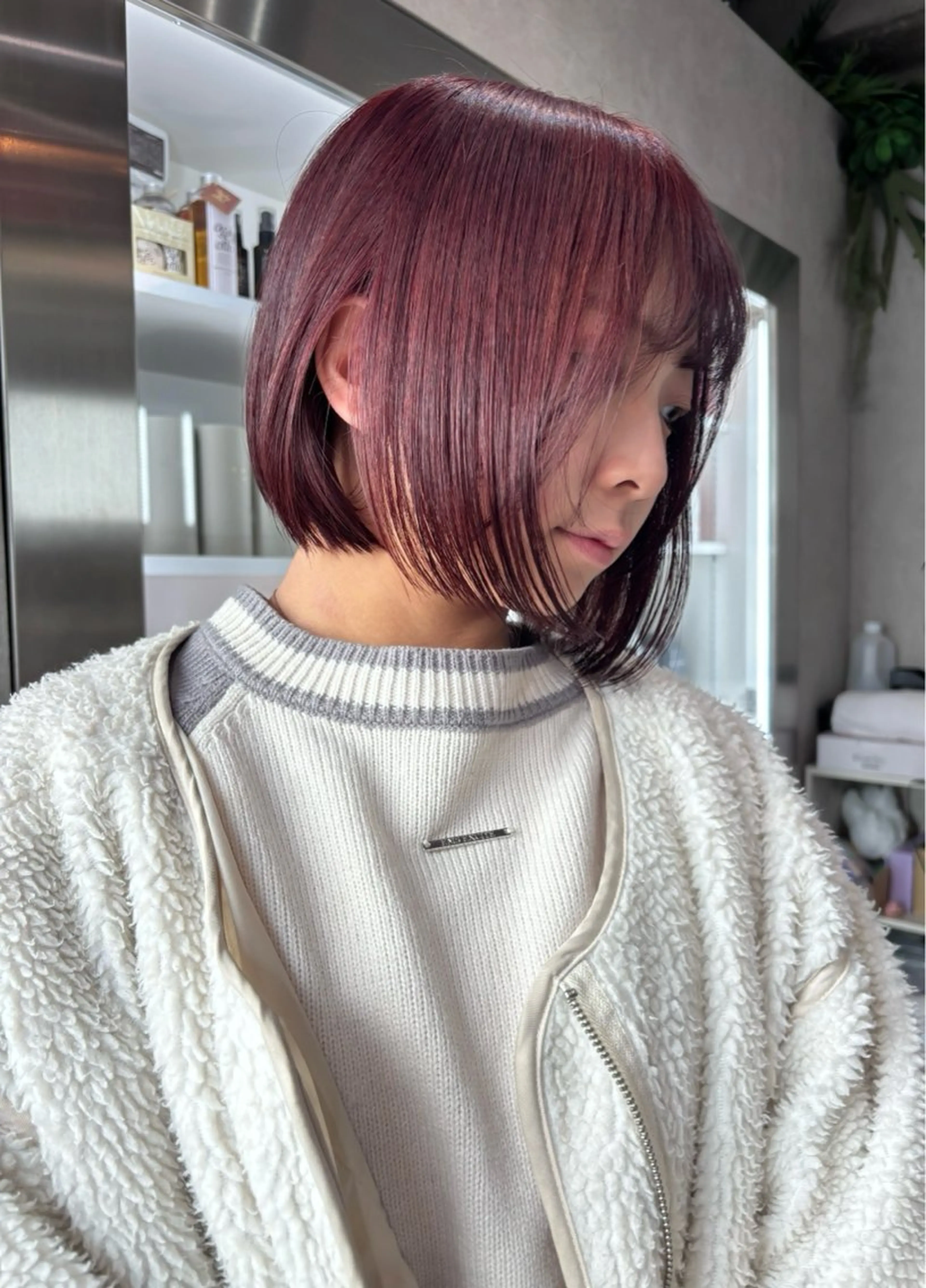 ミディアム 切りっぱなしボブ ボブ くせ毛 顔まわりレイヤー 顔周りカット ヘアカラー iona/ハイトーン /ネイルのネイルデザイン