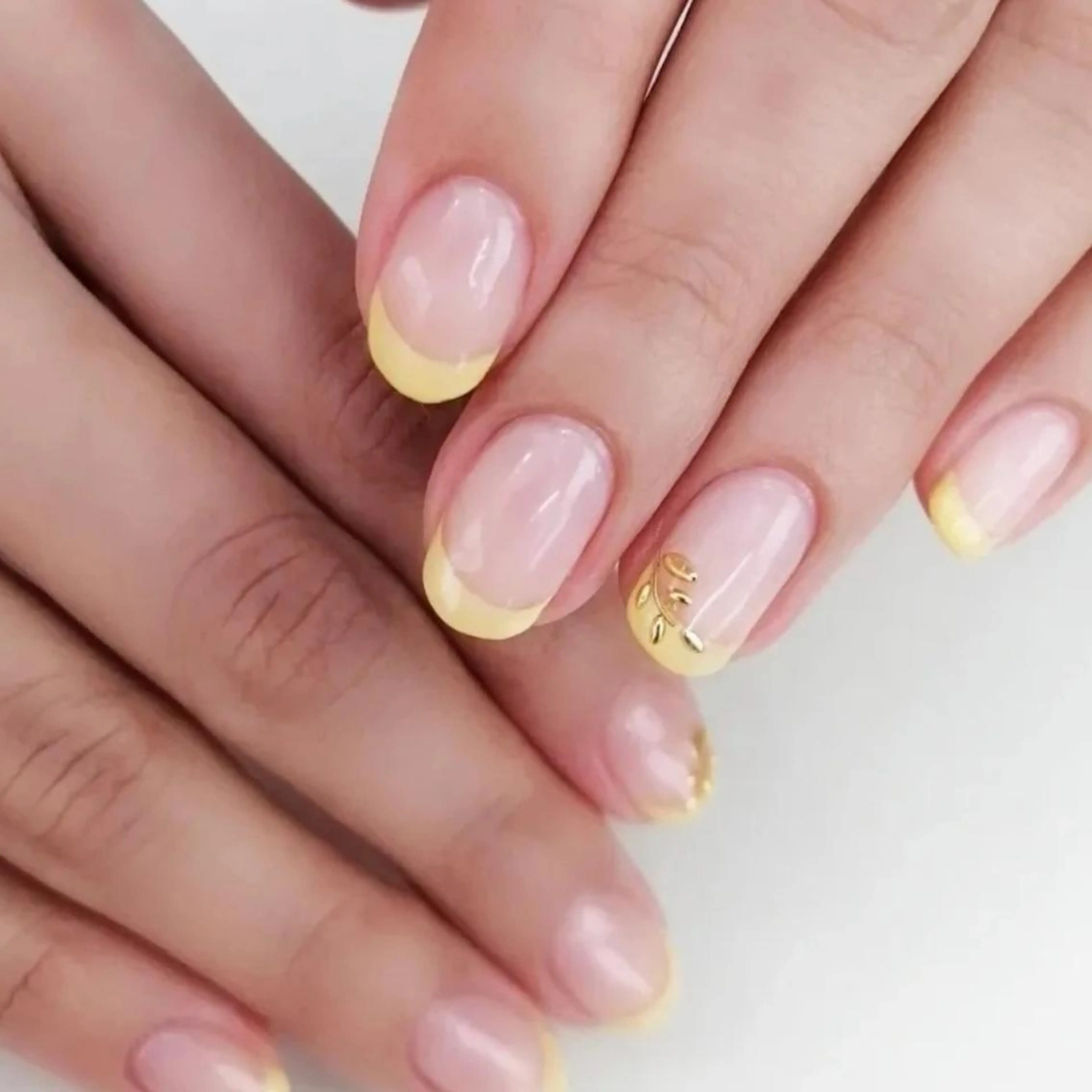 ネイル フレンチネイル 春ネイル 黄色 コエリネイル &エステのネイルデザイン