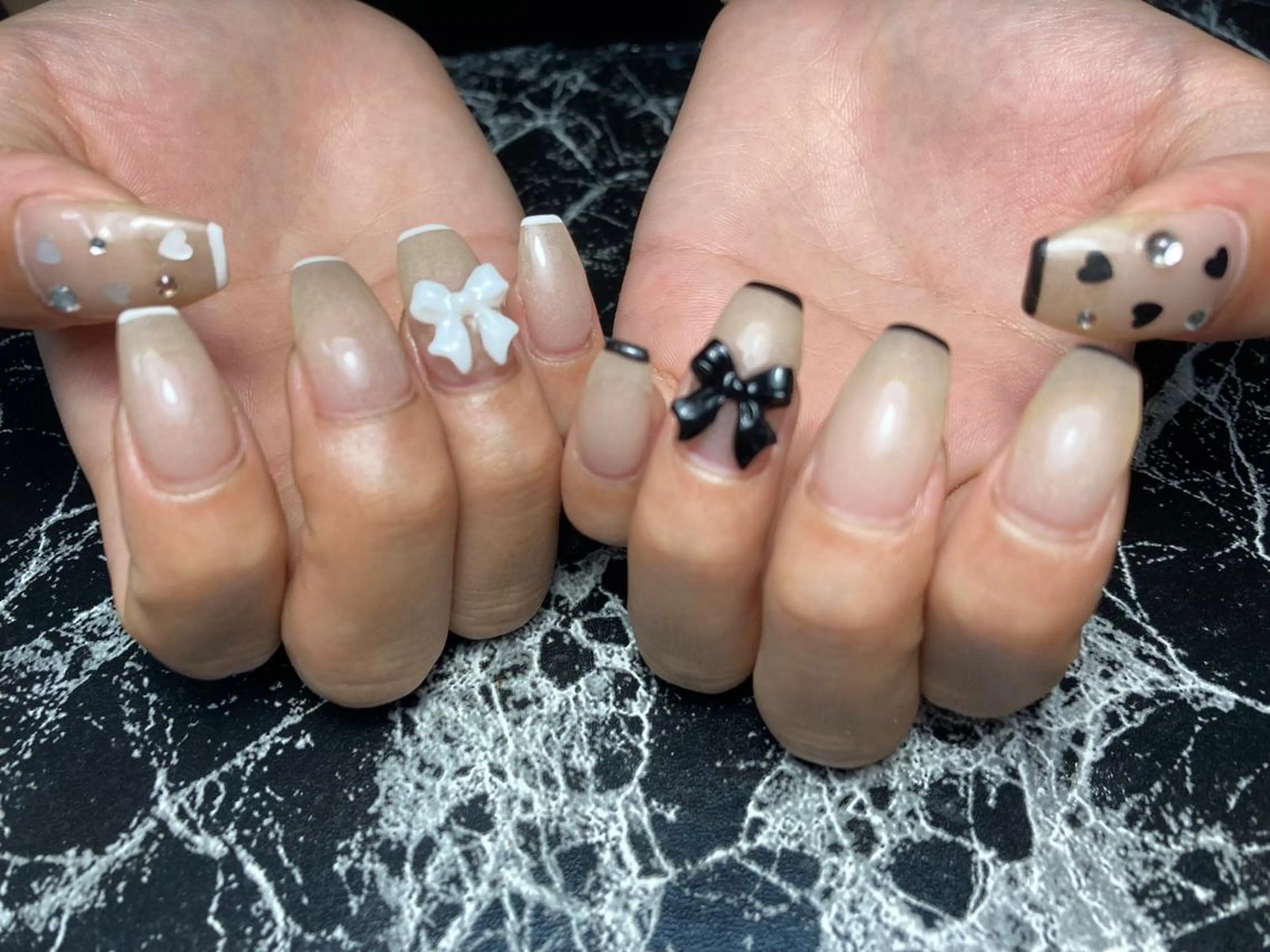 ミディアム ネイル ハンドネイル フットネイル ✴︎ Delightのネイルデザイン