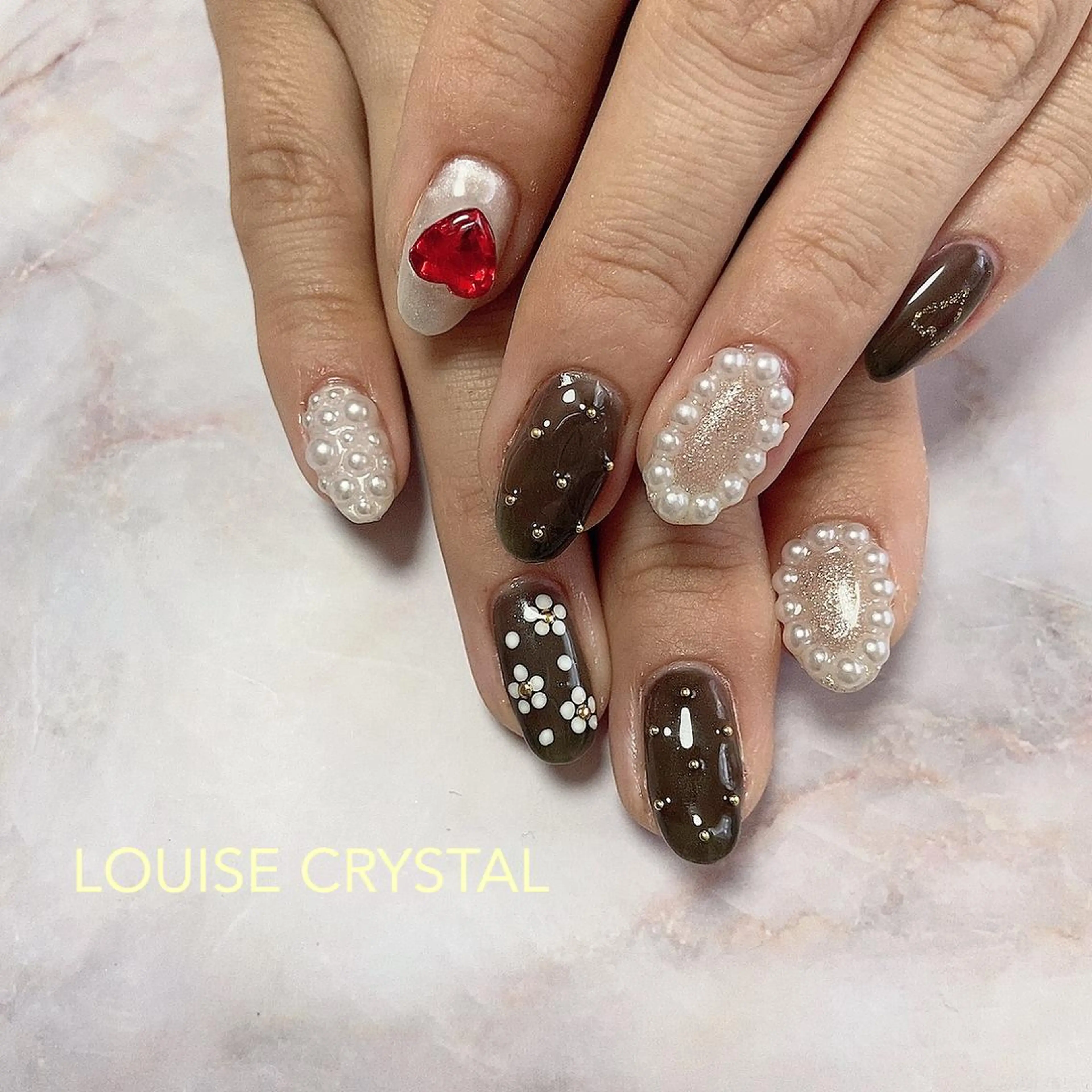 ネイル ハート ハンドネイル LOUISE CRYSTALのネイルデザイン