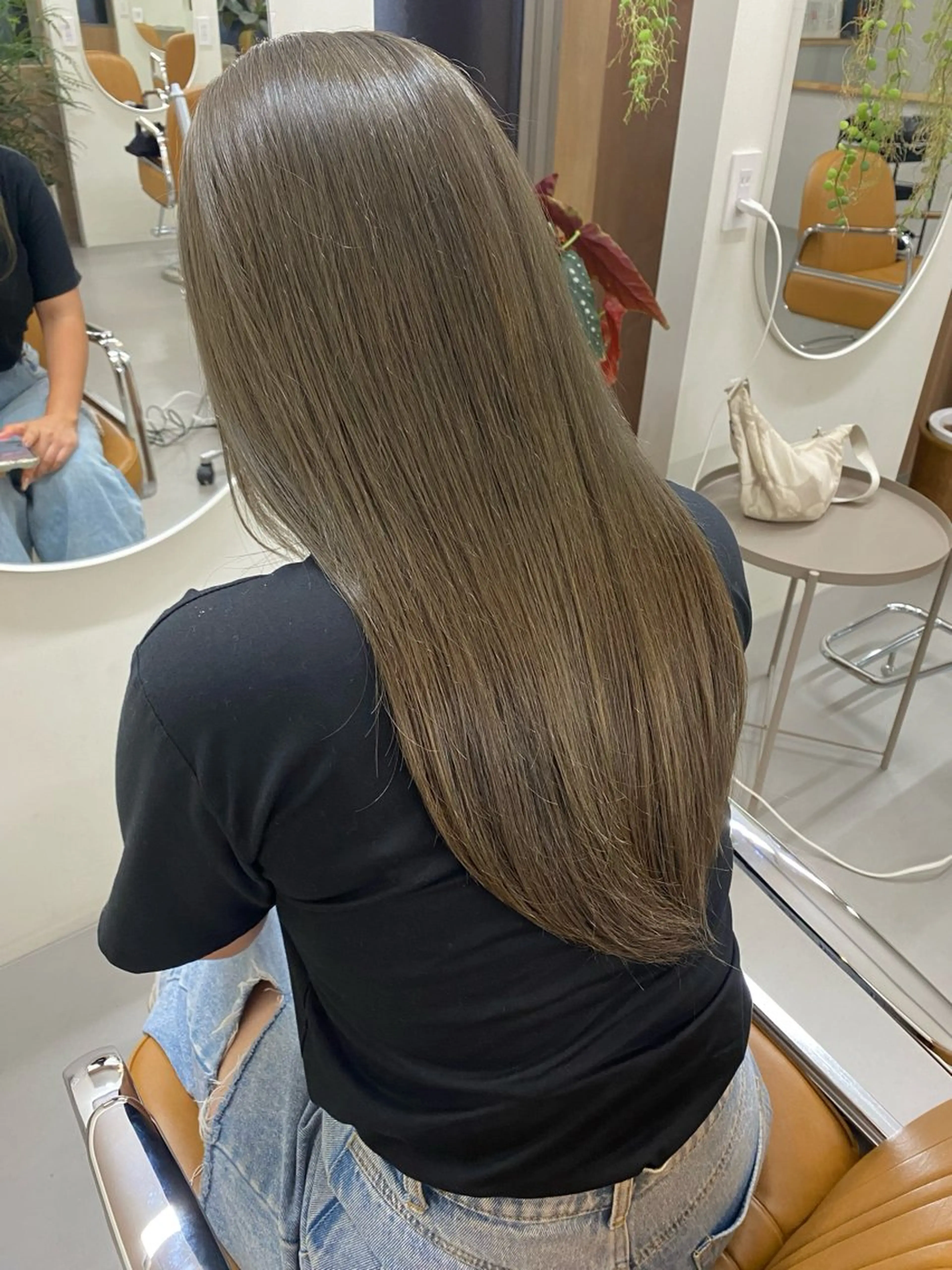 カラー ブリーチ 透明感カラー グレージュ オリーブグレージュ オリーブグレー 檜 果歩のヘアスタイル