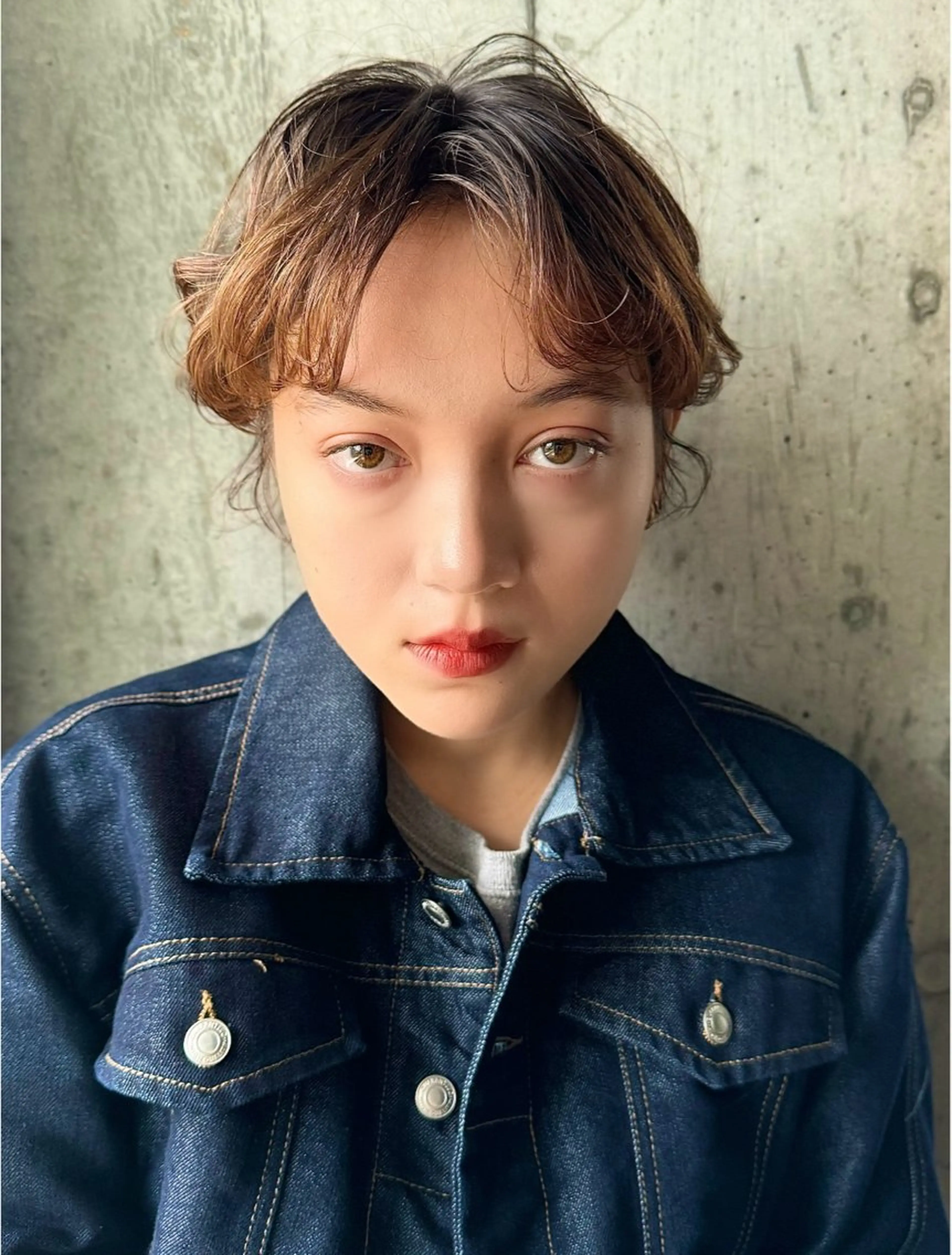 ショート ブリーチカラー/ブロ ンドレイヤーカットのヘアスタイル