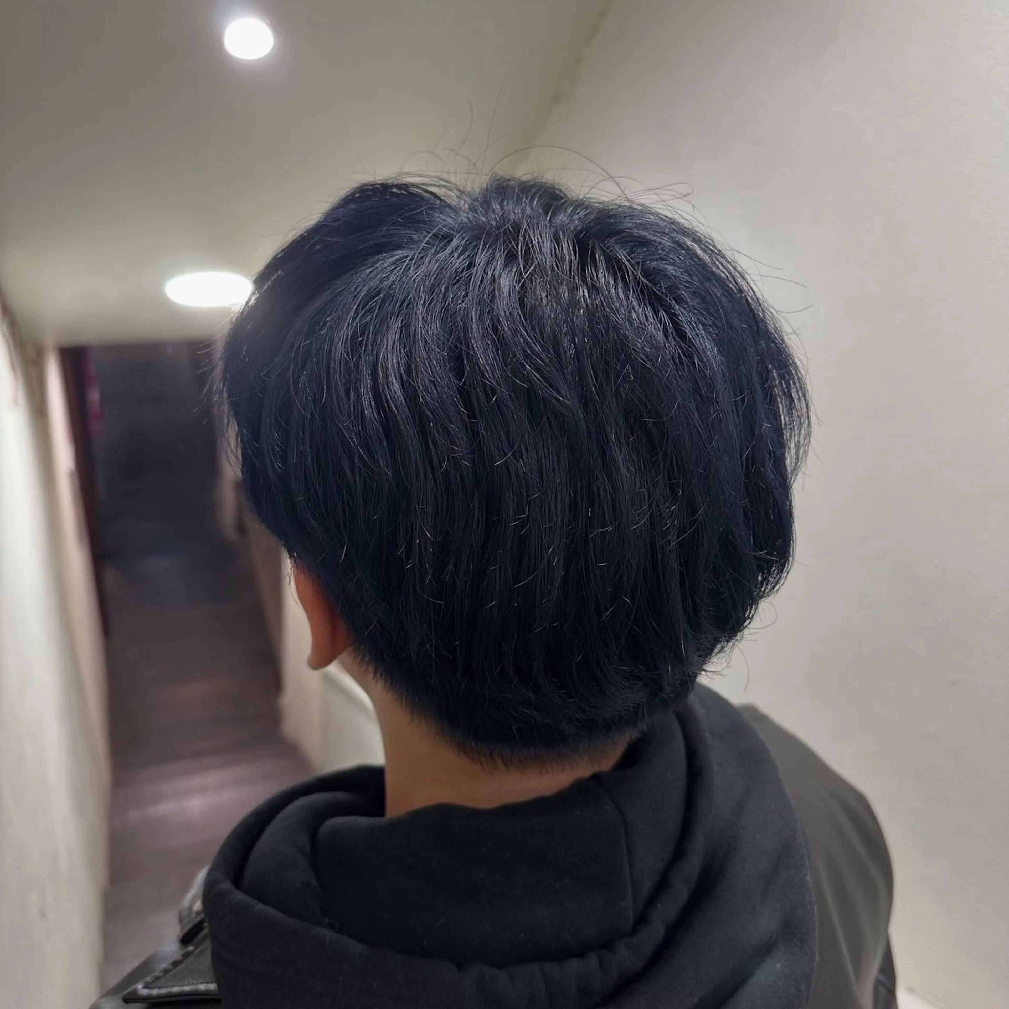 カラー メンズ メンズブリーチ 黒髪 ブリーチ ブルーカラー ブルーブラック 鈴木 楓太のヘアスタイル