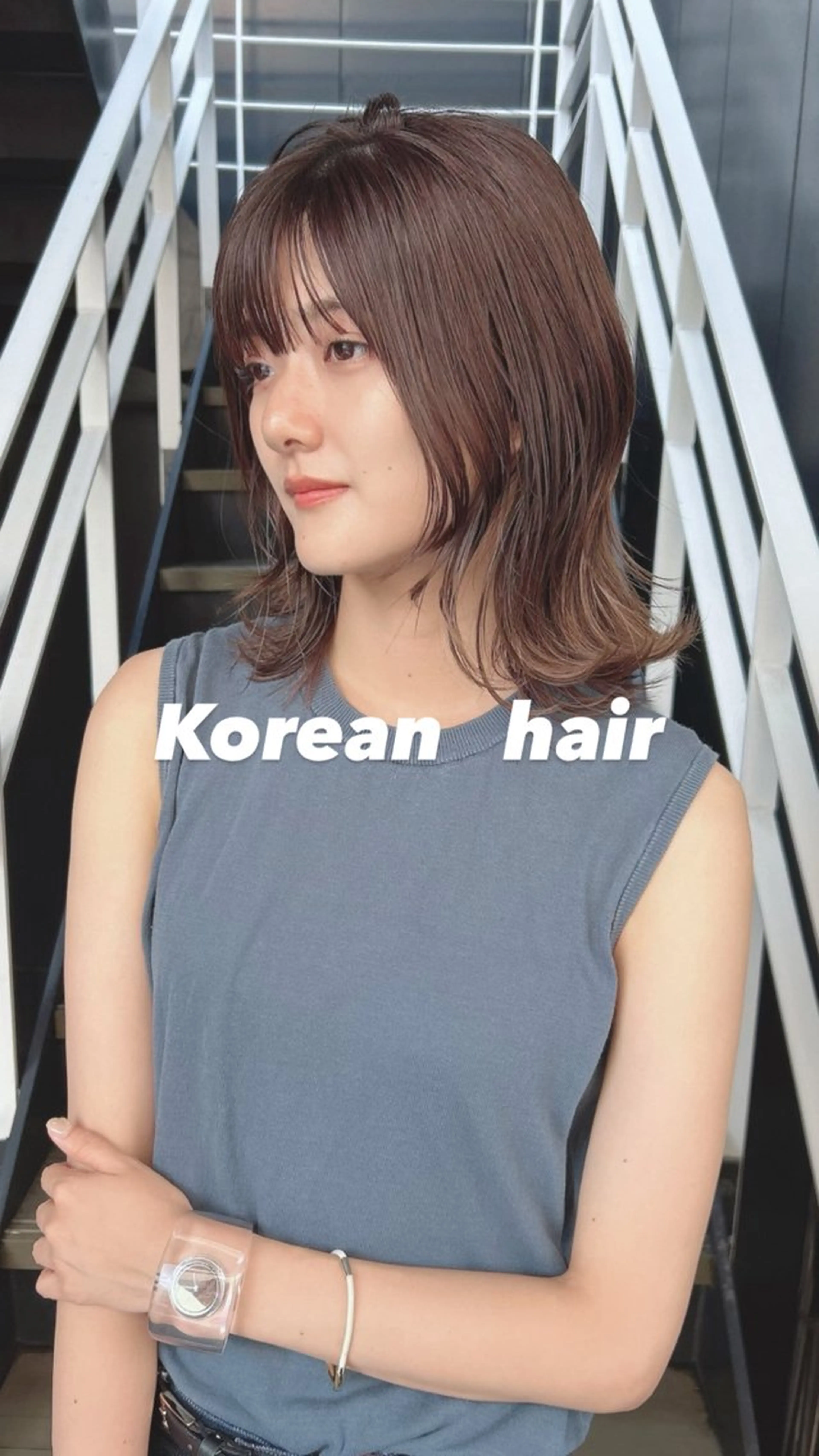 セミロング カラー 韓国🇰🇷レイヤー カットオリーブカラーのヘアスタイル