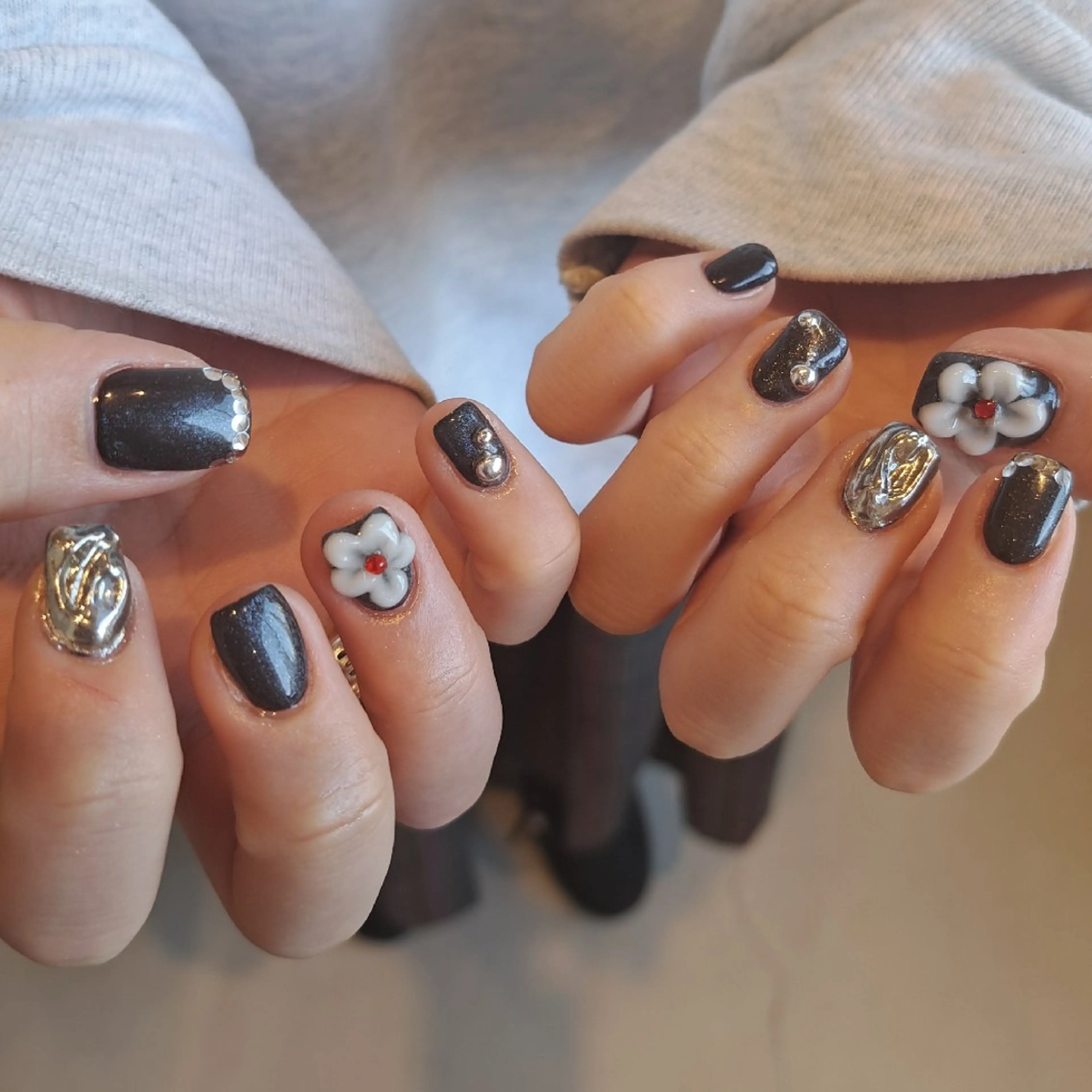 ネイル アートネイル ジェルネイル ミラーネイル 持ち込み シルバー Nail mood デザイン持ち込みokのネイルデザイン
