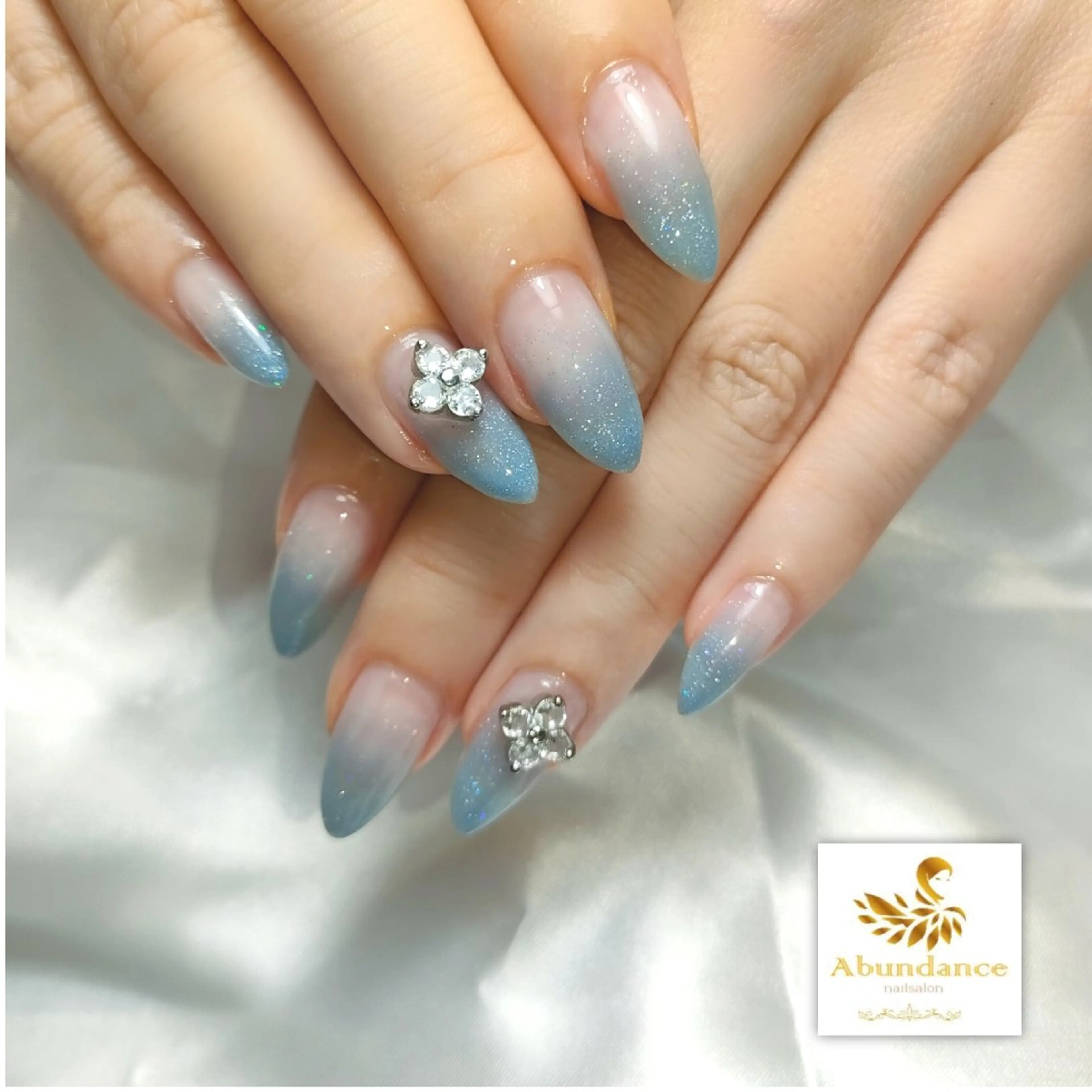 ネイル オーロラネイル ブルー グラデーション キラキラネイル ラメ(グリッター) ハンドネイル 完全予約制個室サロン Abundancesのネイルデザイン