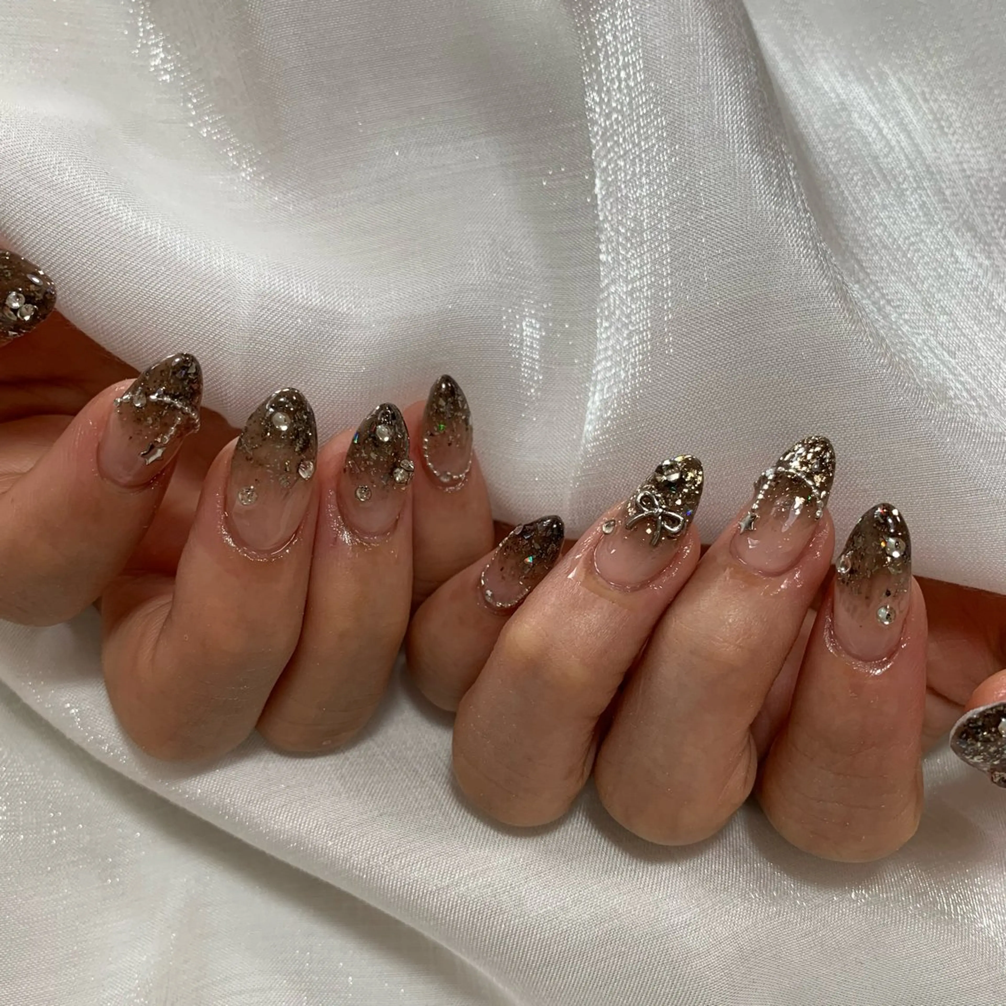 ネイル ブルー チークネイル フレンチネイル ハート ホログラムネイル インフィニティ ネイルサロンのネイルデザイン