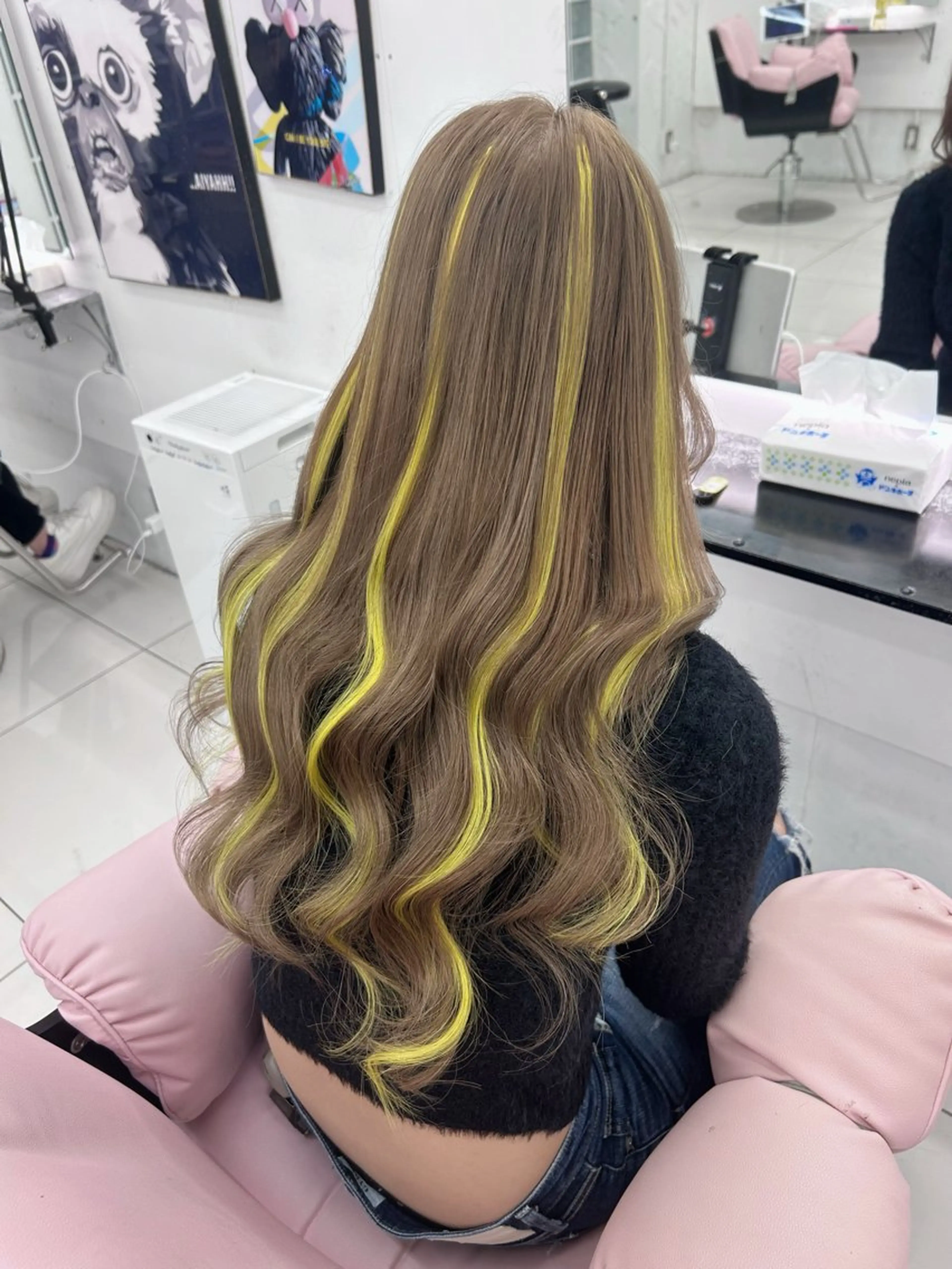 ロング イエローカラー ハイライト エクステ 三尾 樺緒のヘアスタイル