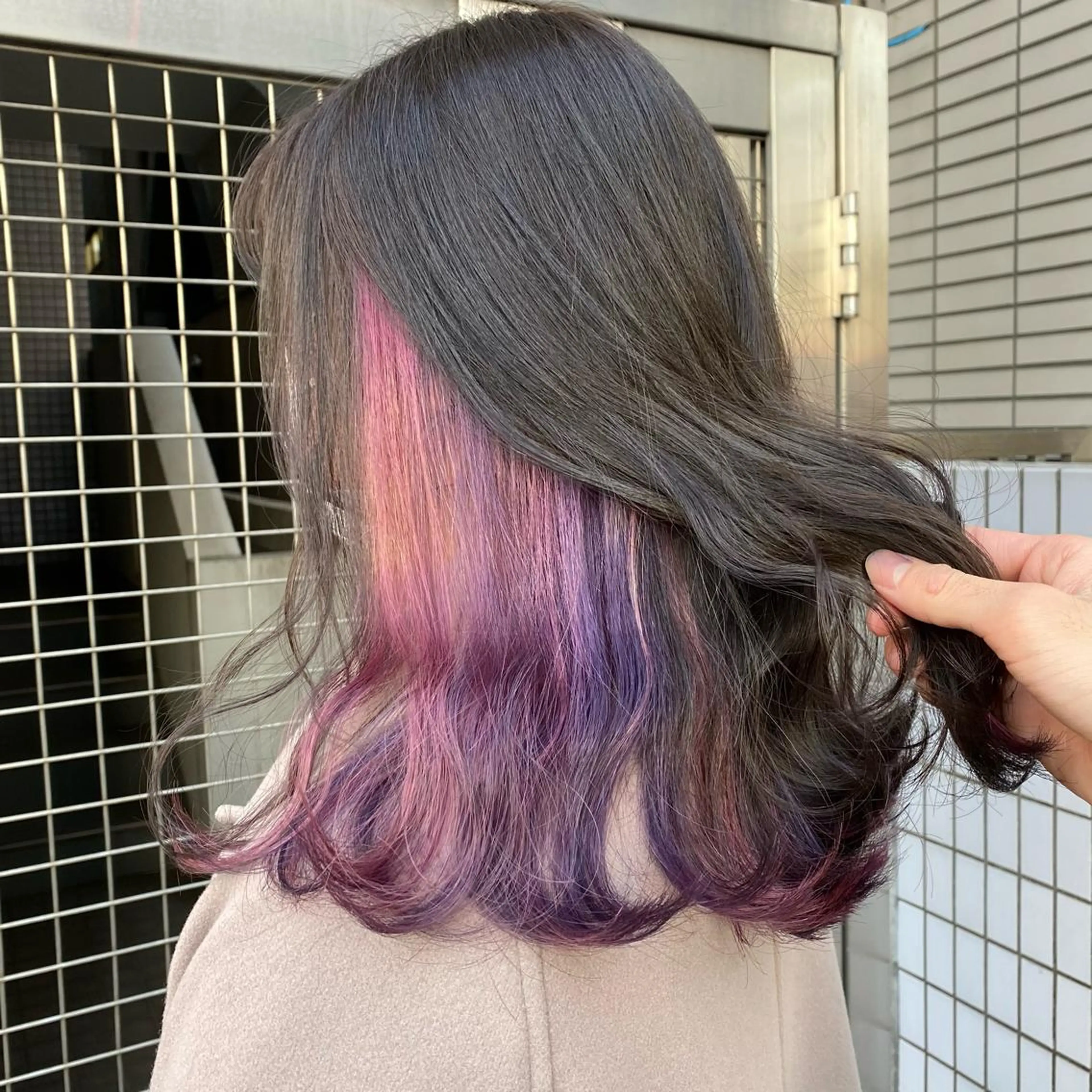 ロング カラー ブリーチ インナーカラー ピンクカラー パープルカラー レイヤーカット/ 前髪顔周りカットのヘアスタイル